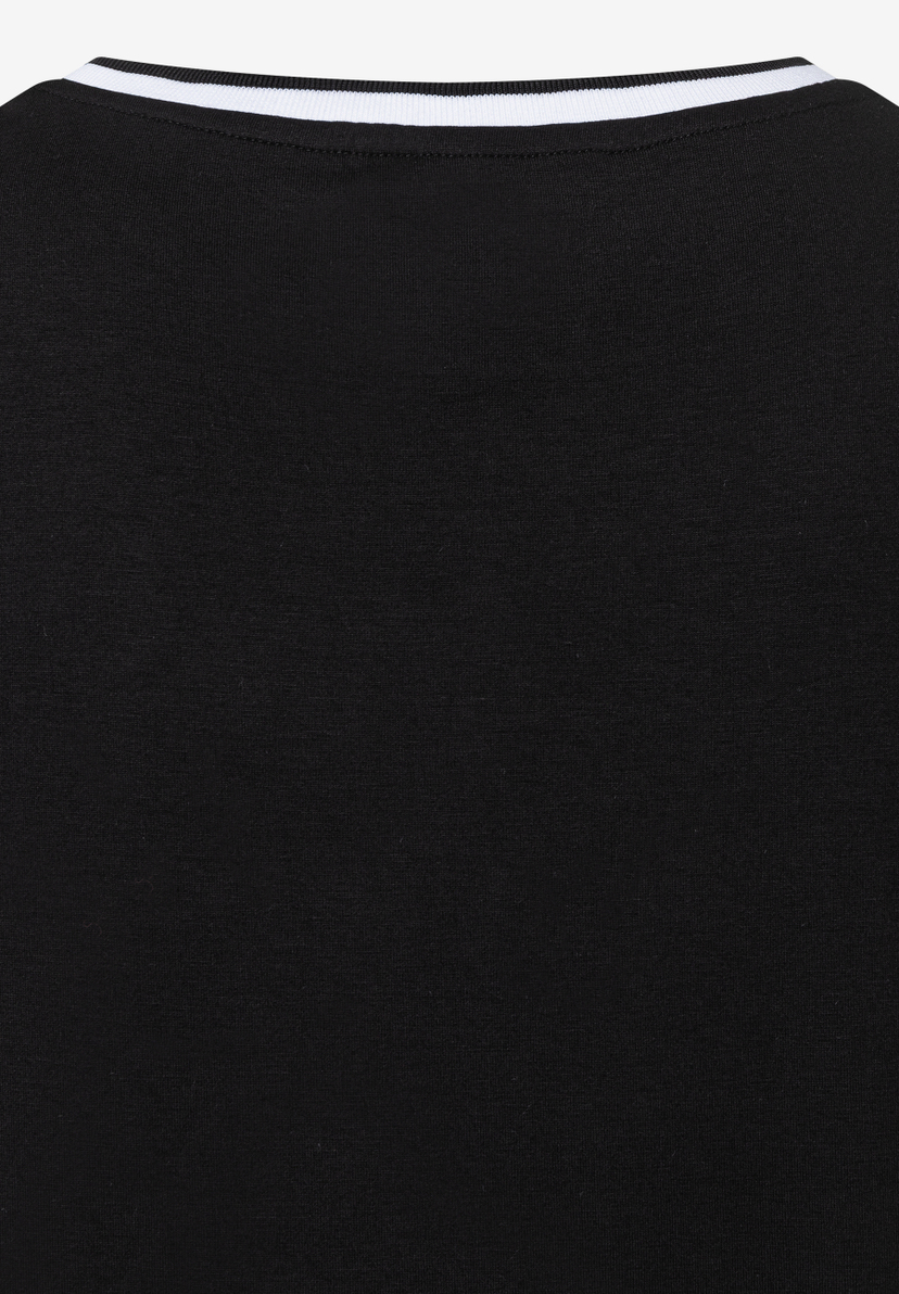 Nahaufnahme eines schwarzen MORE & MORE Oberteils mit einem weißen Streifen am Halsausschnitt. Nahaufnahme eines schwarzen MORE & MORE Oberteils mit einem weißen Streifen am Halsausschnitt.