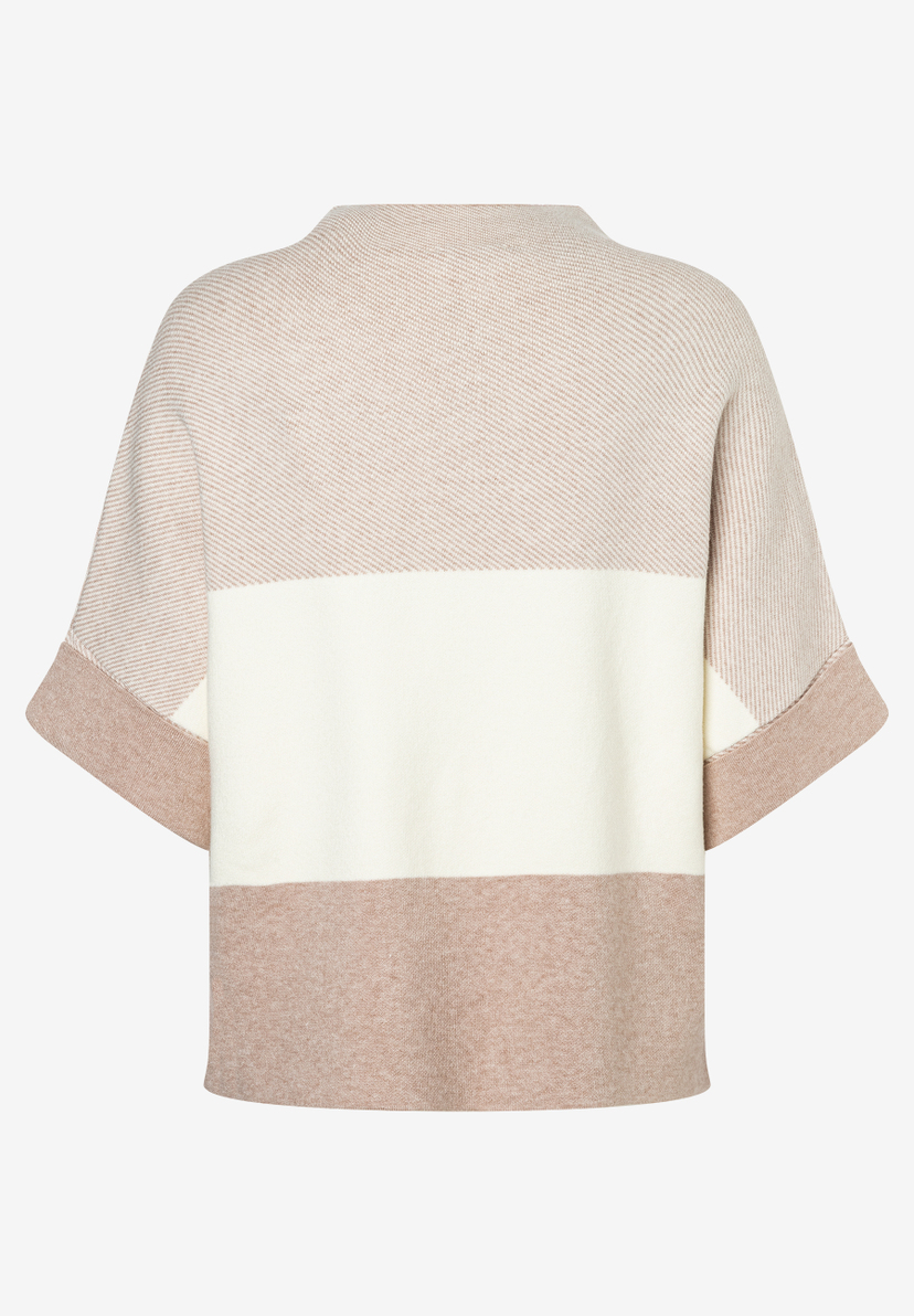 Ein MORE & MORE Strickpullover mit breiten, horizontalen Farbblöcken in Beige und Weiß. Ein MORE & MORE Strickpullover mit breiten, horizontalen Farbblöcken in Beige und Weiß.