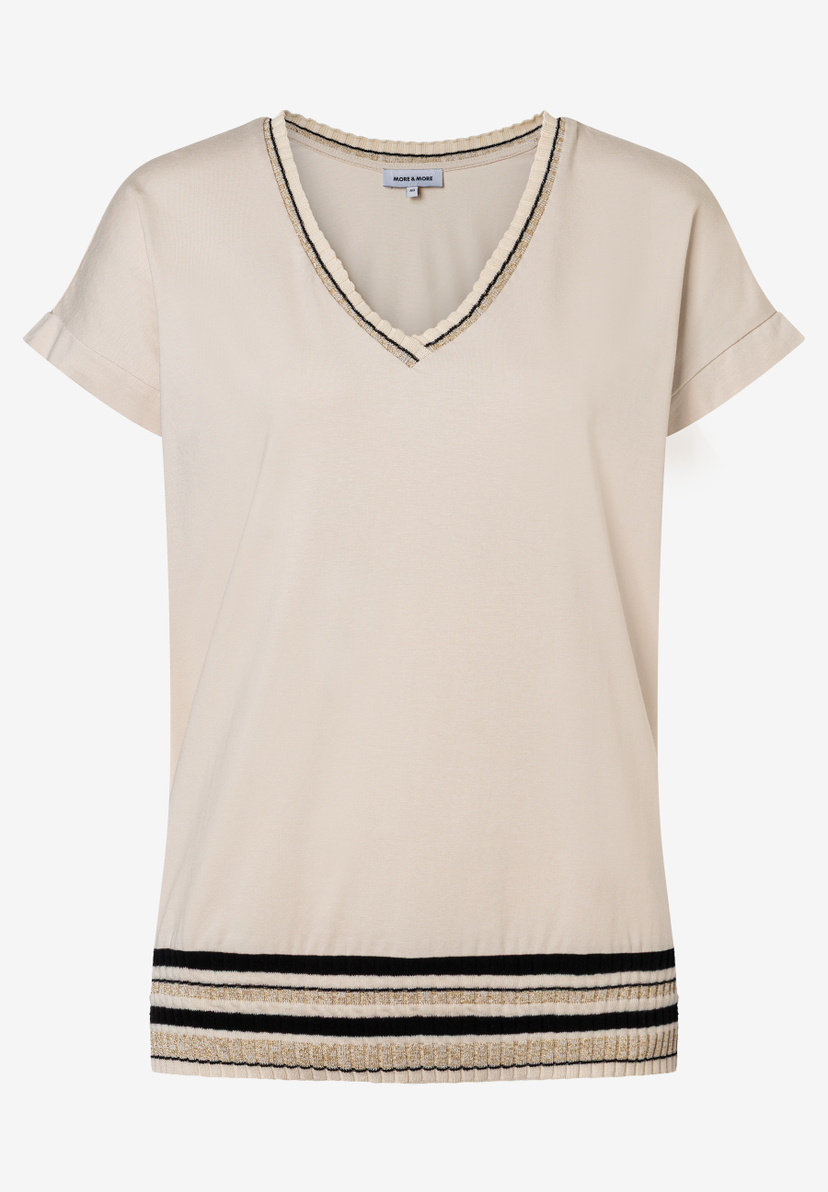 Ein MORE & MORE Jersey-Top mit V-Ausschnitt und Streifen am Saum. Ein MORE & MORE Jersey-Top mit V-Ausschnitt und Streifen am Saum.