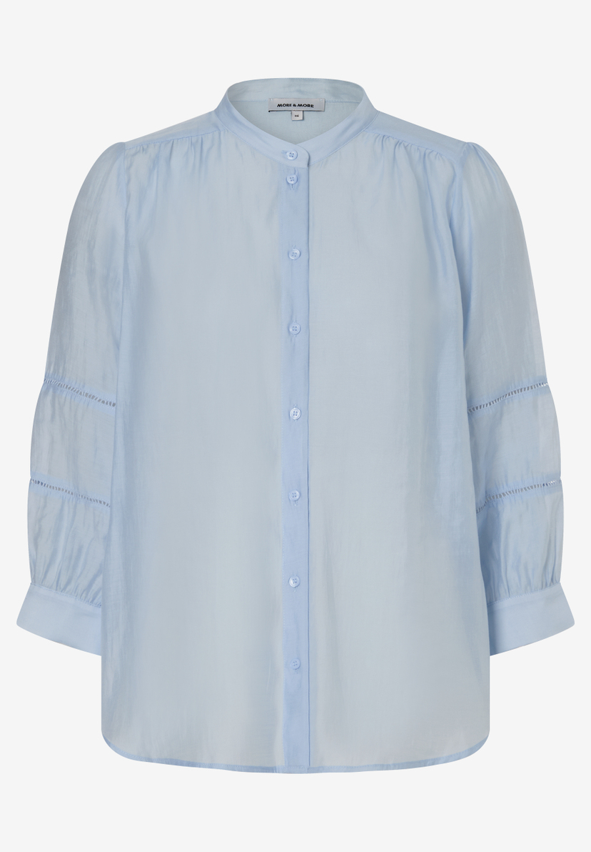 Eine hellblaue Bluse von MORE & MORE mit Knopfleiste und 3/4-Ärmeln. Eine hellblaue Bluse von MORE & MORE mit Knopfleiste und 3/4-Ärmeln.