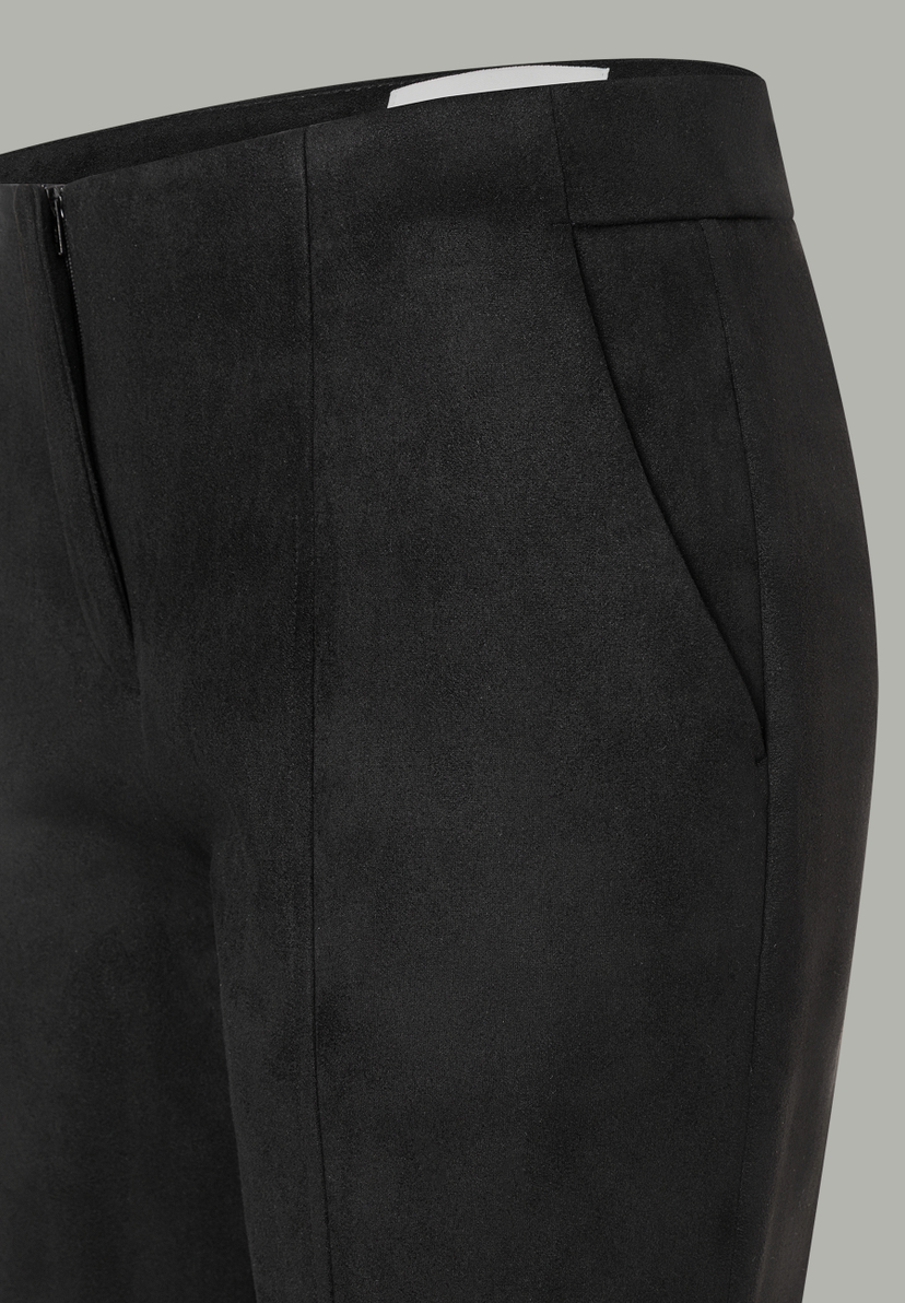 Nahaufnahme einer schwarzen MORE & MORE Hose/Jeans mit Reißverschluss und angedeuteter Hosentasche. Nahaufnahme einer schwarzen MORE & MORE Hose/Jeans mit Reißverschluss und angedeuteter Hosentasche.