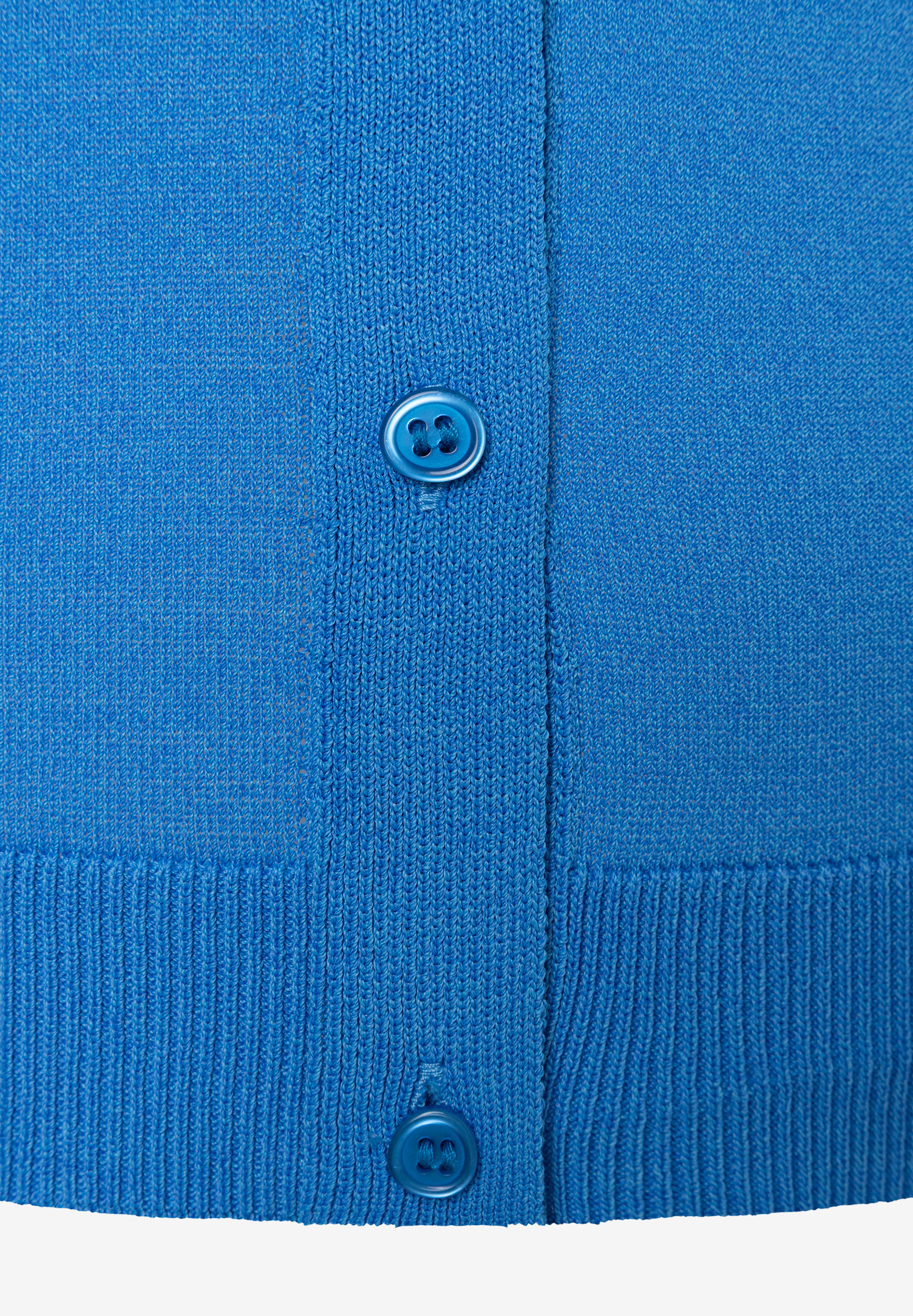 MORE & MORE Feinstrick-Oberteil in leuchtendem Blau mit 2-Loch-Knöpfen und gerippten Bündchen. Elastisch & hautfreundlich. MORE & MORE Feinstrick-Oberteil in leuchtendem Blau mit 2-Loch-Knöpfen und gerippten Bündchen. Elastisch & hautfreundlich.