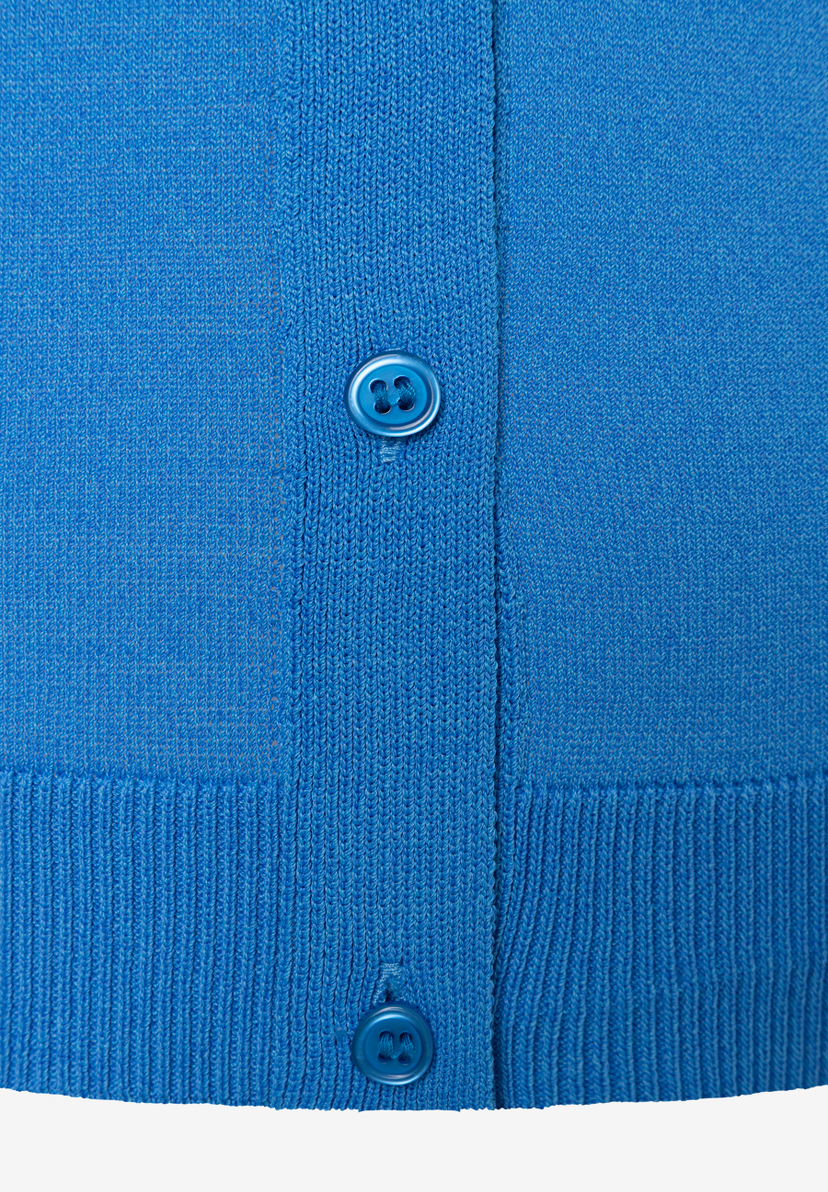 MORE & MORE Feinstrick-Oberteil in leuchtendem Blau mit 2-Loch-Knöpfen und gerippten Bündchen. Elastisch & hautfreundlich. MORE & MORE Feinstrick-Oberteil in leuchtendem Blau mit 2-Loch-Knöpfen und gerippten Bündchen. Elastisch & hautfreundlich.