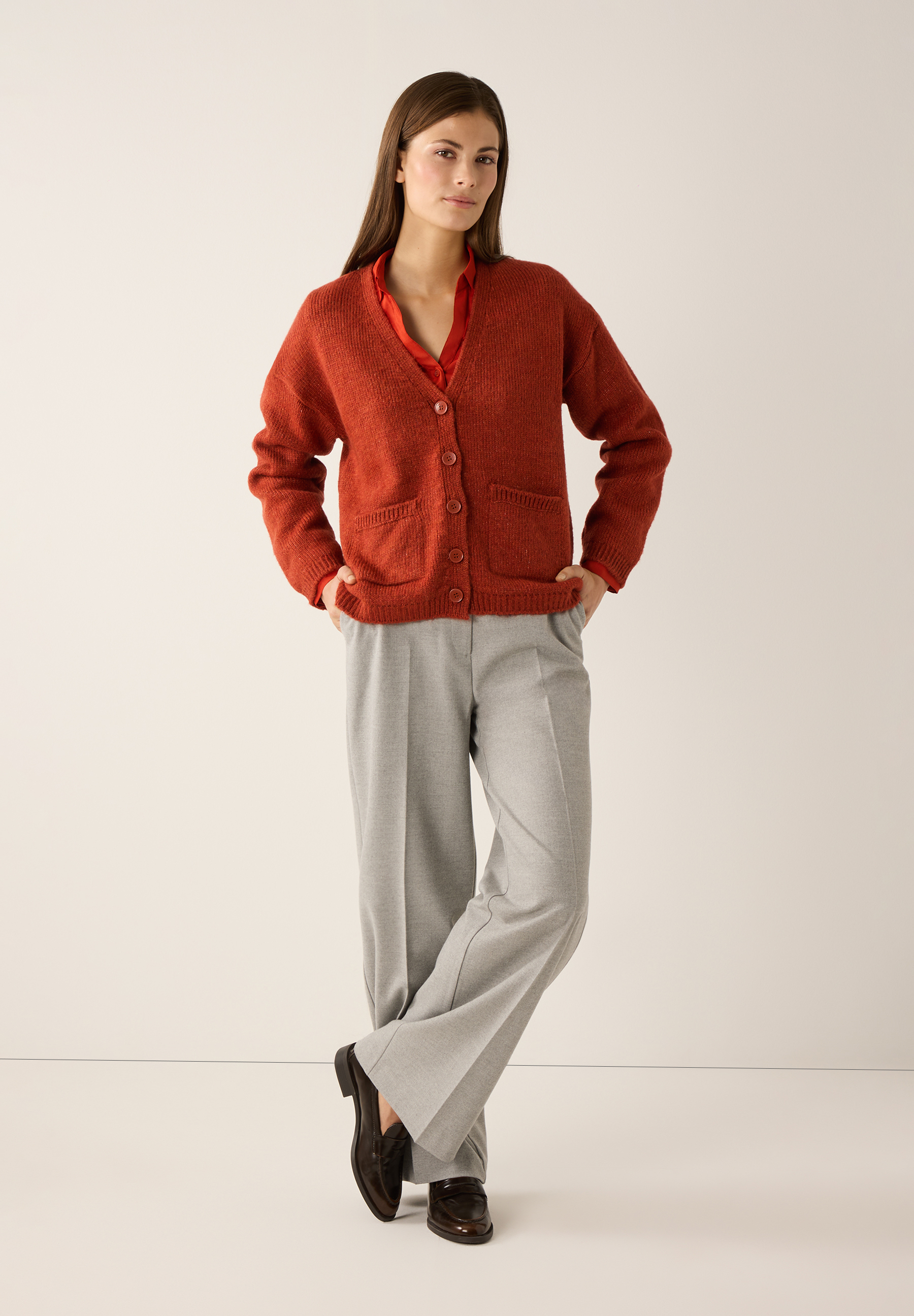 Eine Frau, die MORE & MORE Webware-Hosen trägt, die elastisch sind und angenehmen Tragekomfort bieten. Eine Frau, die MORE & MORE Webware-Hosen trägt, die elastisch sind und angenehmen Tragekomfort bieten.