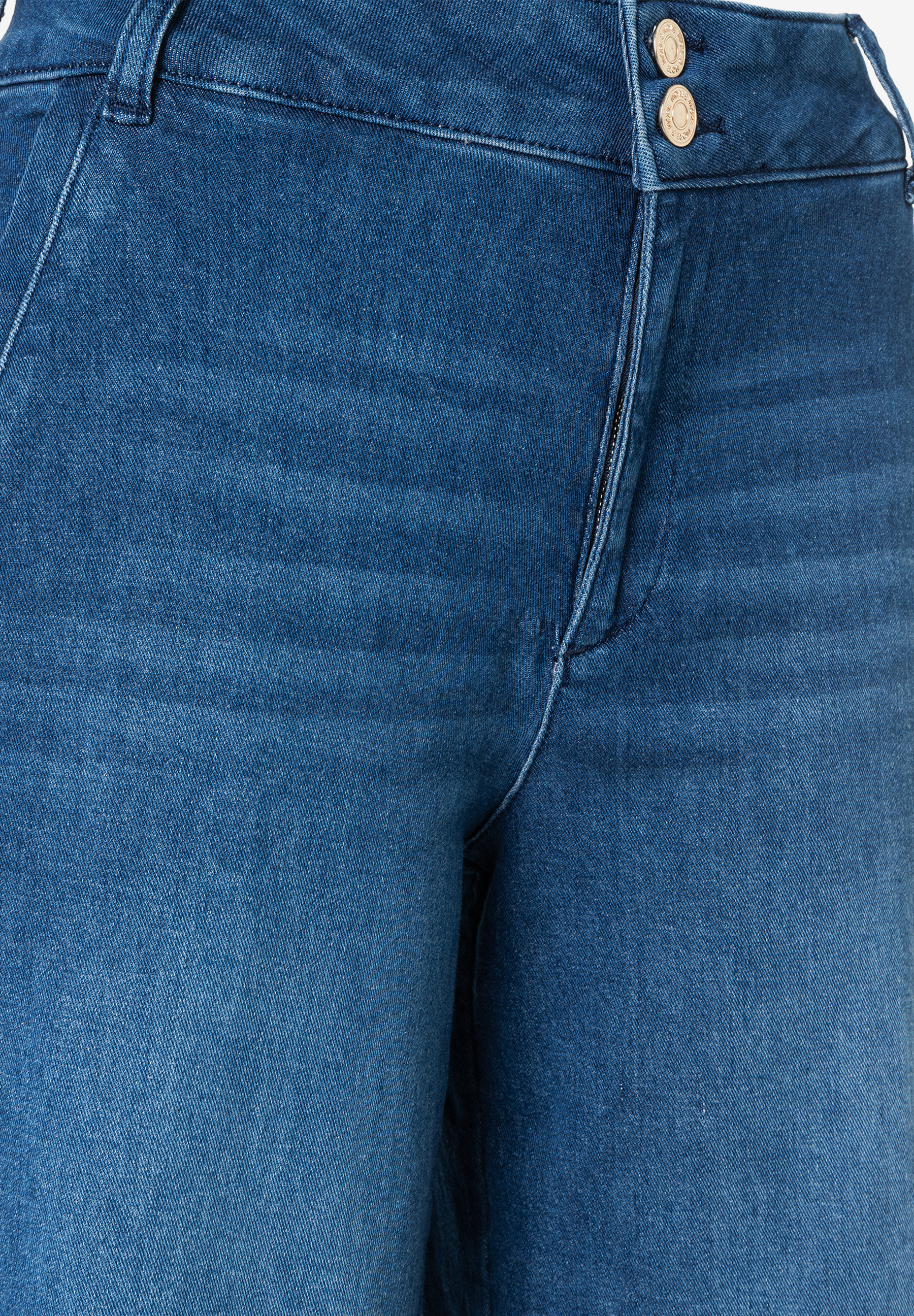 Nahaufnahme einer blauen MORE & MORE Jeans aus Denim mit Stretch und Reißverschluss. Nahaufnahme einer blauen MORE & MORE Jeans aus Denim mit Stretch und Reißverschluss.
