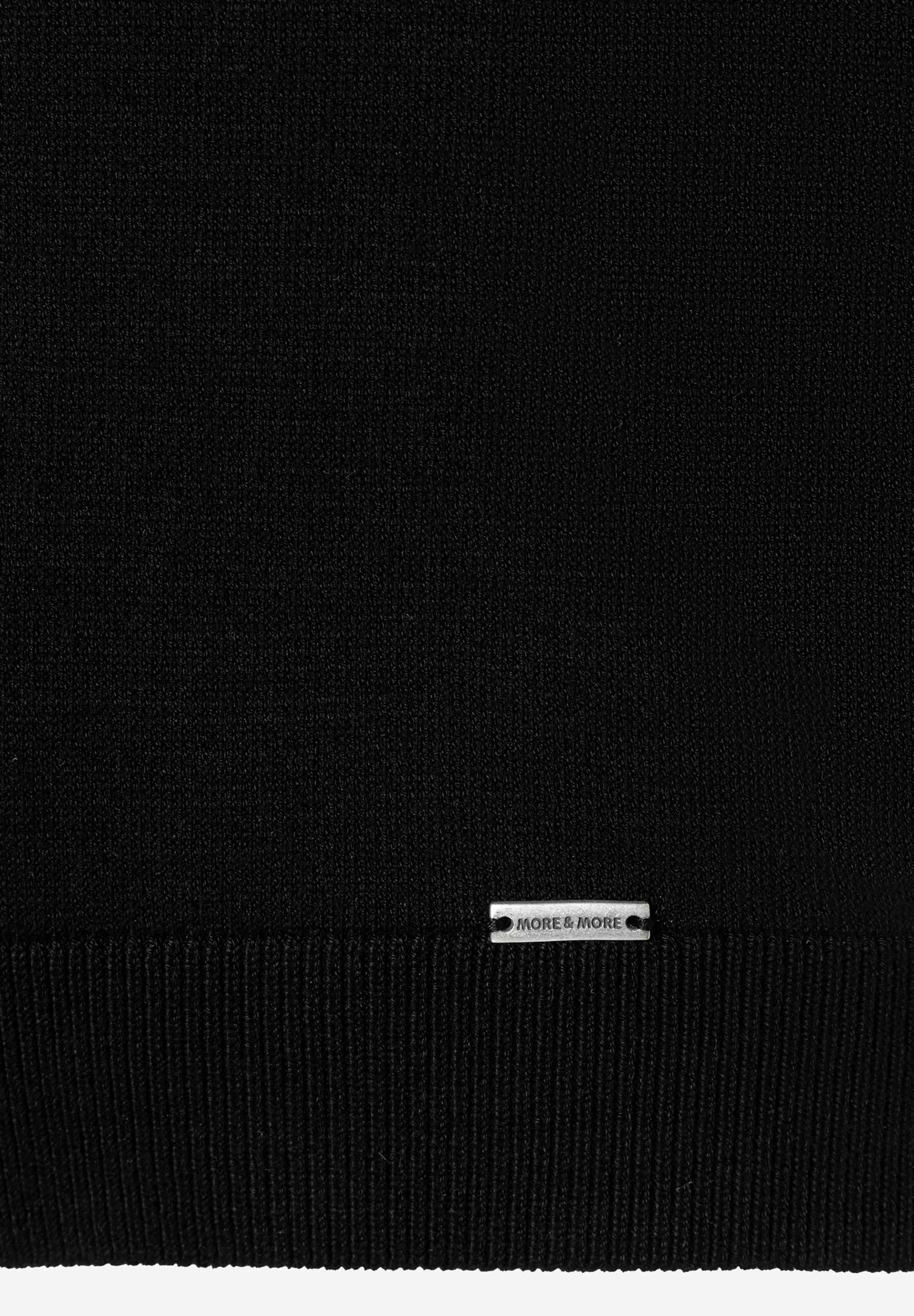 MORE & MORE schwarzer Pullover/Strickware mit geripptem Saum und kleiner silberner Logo-Plakette vorne MORE & MORE schwarzer Pullover/Strickware mit geripptem Saum und kleiner silberner Logo-Plakette vorne