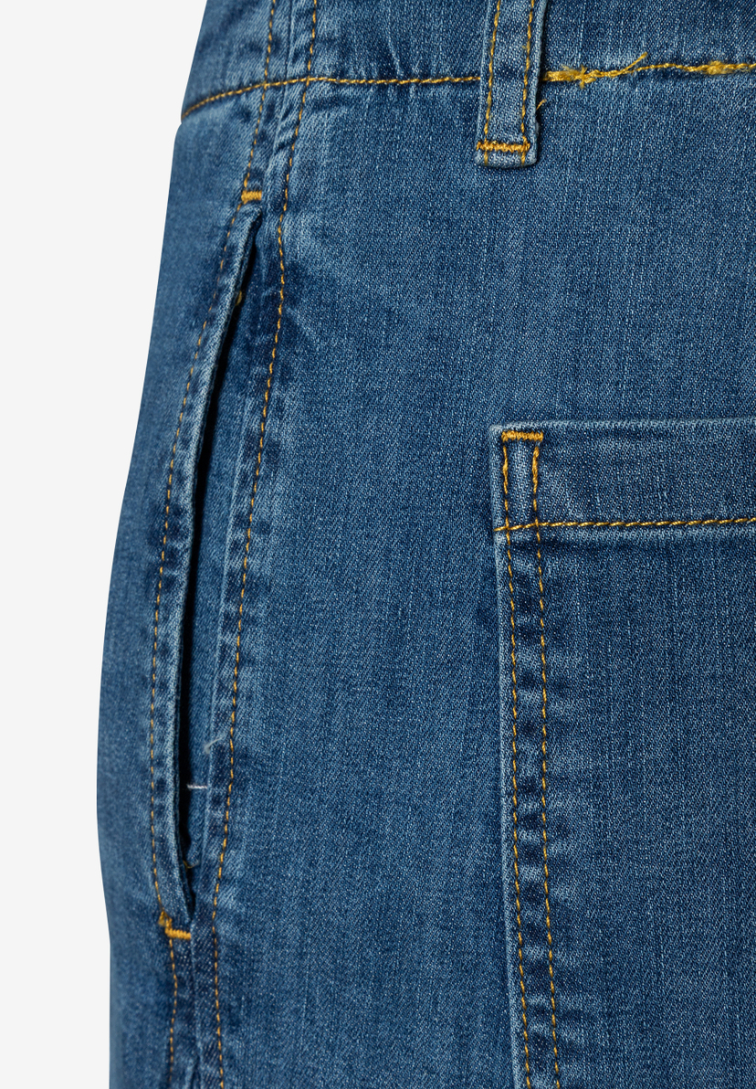 MORE & MORE Jeans Detailansicht: rechte Gesäßtasche mit Ziernähten und Gürtelschlaufe in Mittelblau.