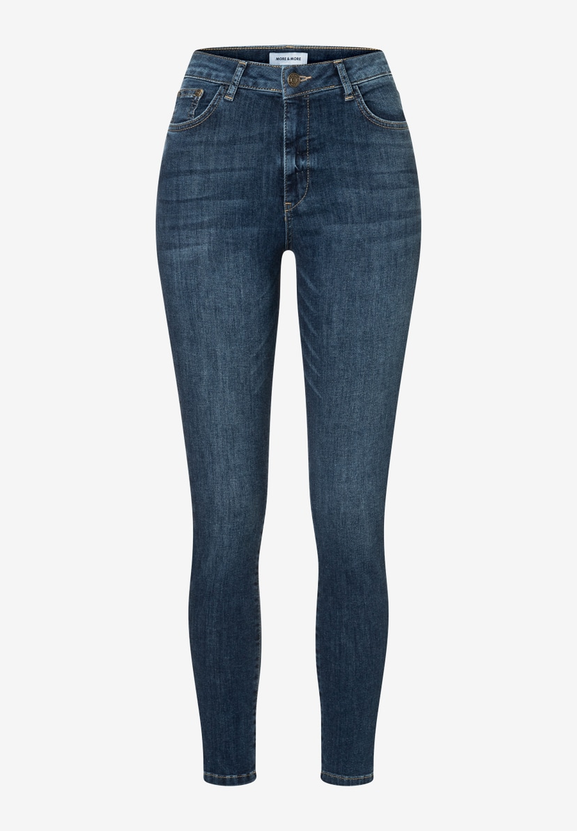 Eine blaue MORE & MORE Jeanshose aus Denim, die für angenehmen Tragekomfort und Elastizität sorgt. Eine blaue MORE & MORE Jeanshose aus Denim, die für angenehmen Tragekomfort und Elastizität sorgt.