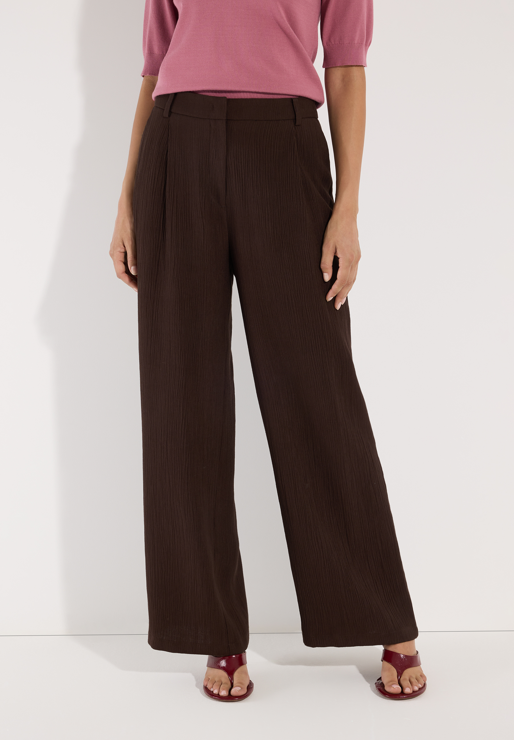 MORE & MORE Damen-Hose/Jeans in Dunkelbraun, mit weitem Bein, leicht fallend, angenehmer Tragekomfort, Webware.