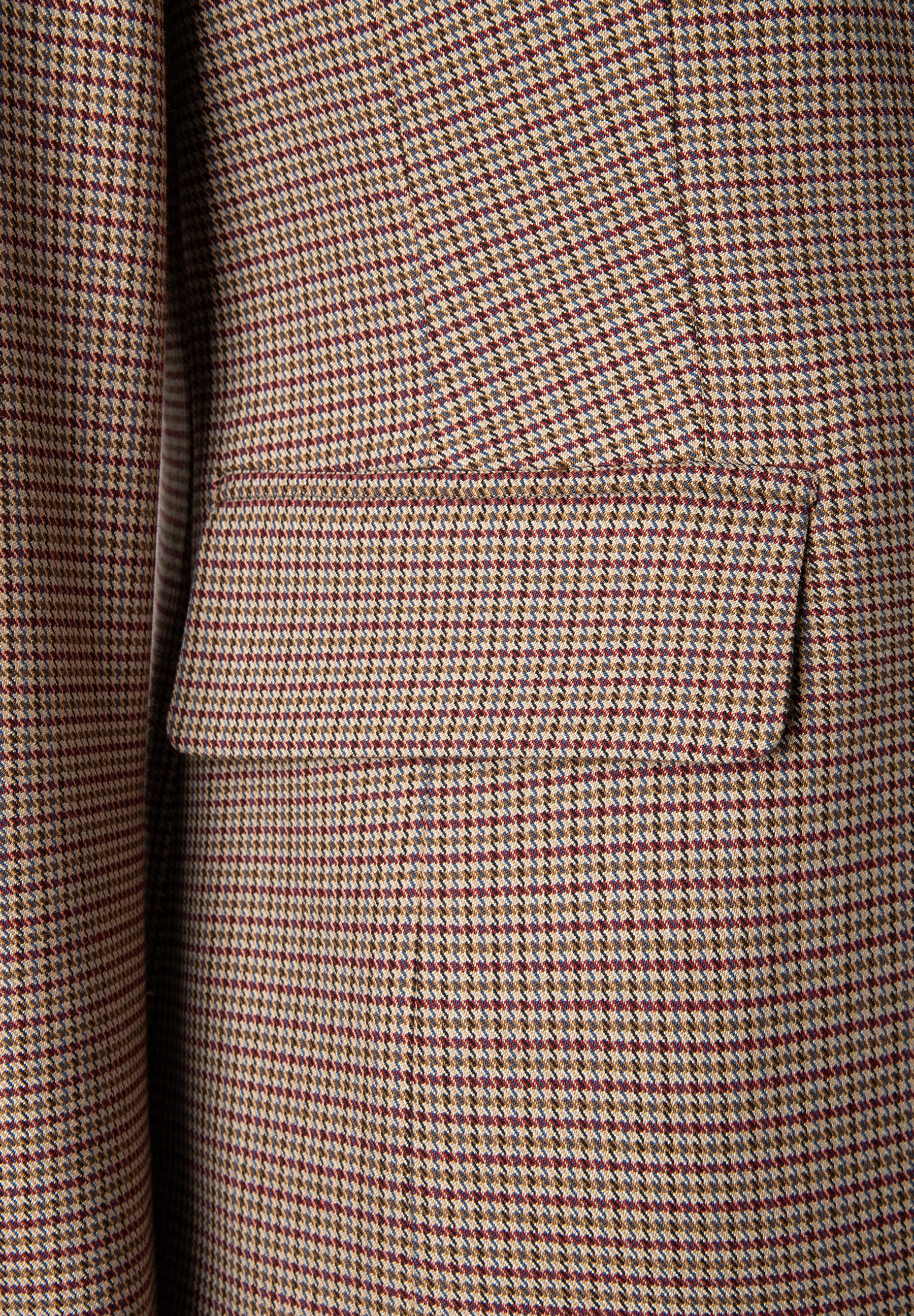 MORE & MORE Blazerjacke in Braun mit rotem und blauem Hahnentrittmuster, nahaufnahme der stofflichen Taschenklappe MORE & MORE Blazerjacke in Braun mit rotem und blauem Hahnentrittmuster, nahaufnahme der stofflichen Taschenklappe