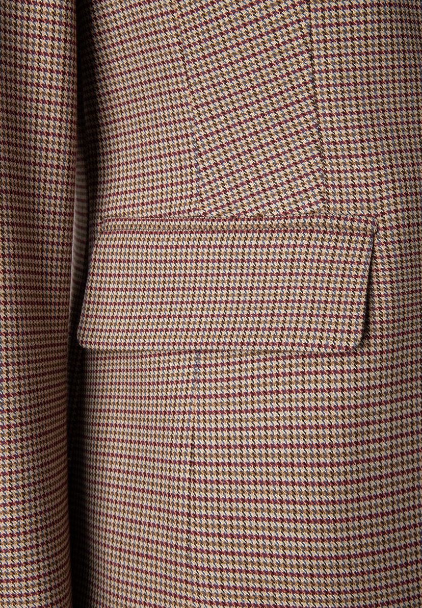 MORE & MORE Blazerjacke in Braun mit rotem und blauem Hahnentrittmuster, nahaufnahme der stofflichen Taschenklappe MORE & MORE Blazerjacke in Braun mit rotem und blauem Hahnentrittmuster, nahaufnahme der stofflichen Taschenklappe