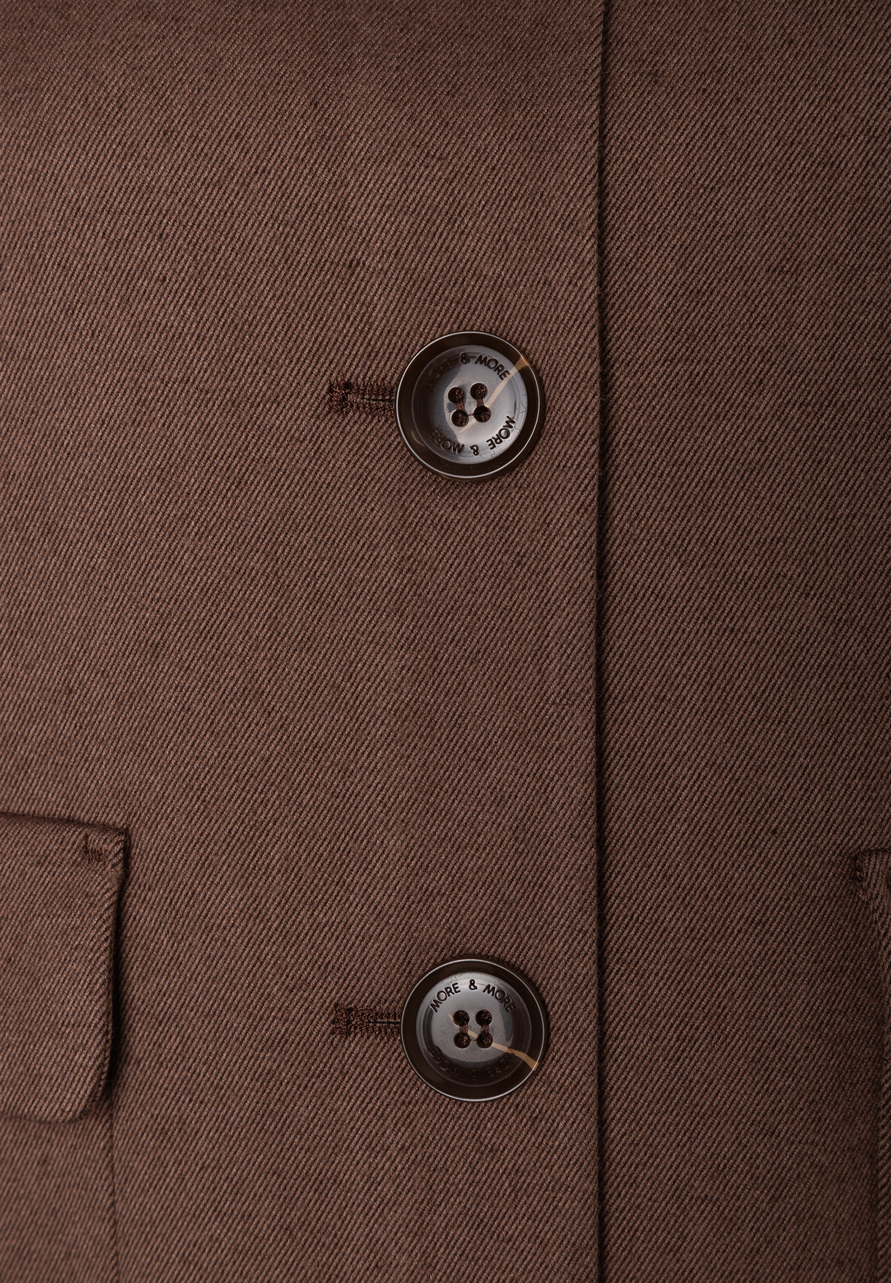 MORE & MORE Blazer: Nahaufnahme des braunen Webware-Stoffs mit zwei Knöpfen. Der angenehme, elastische Stoff wirkt hochwertig.