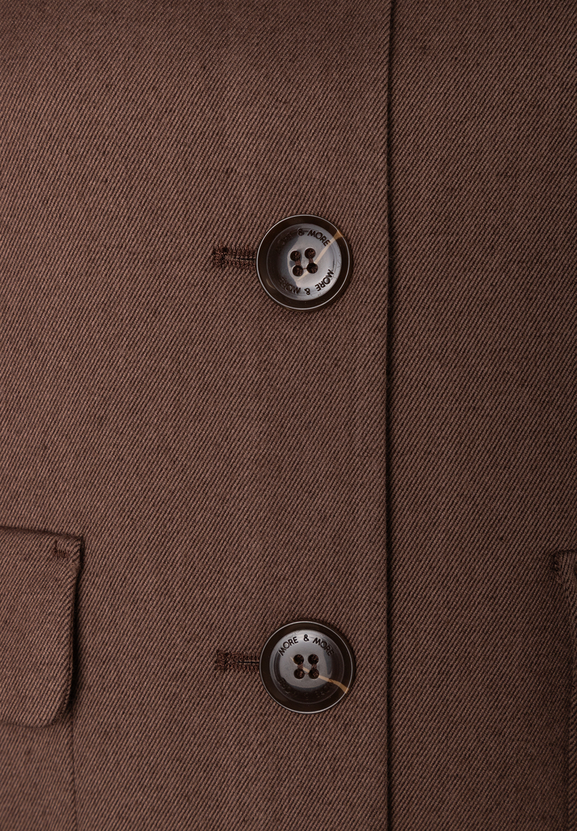 MORE & MORE Blazer: Nahaufnahme des braunen Webware-Stoffs mit zwei Knöpfen. Der angenehme, elastische Stoff wirkt hochwertig.
