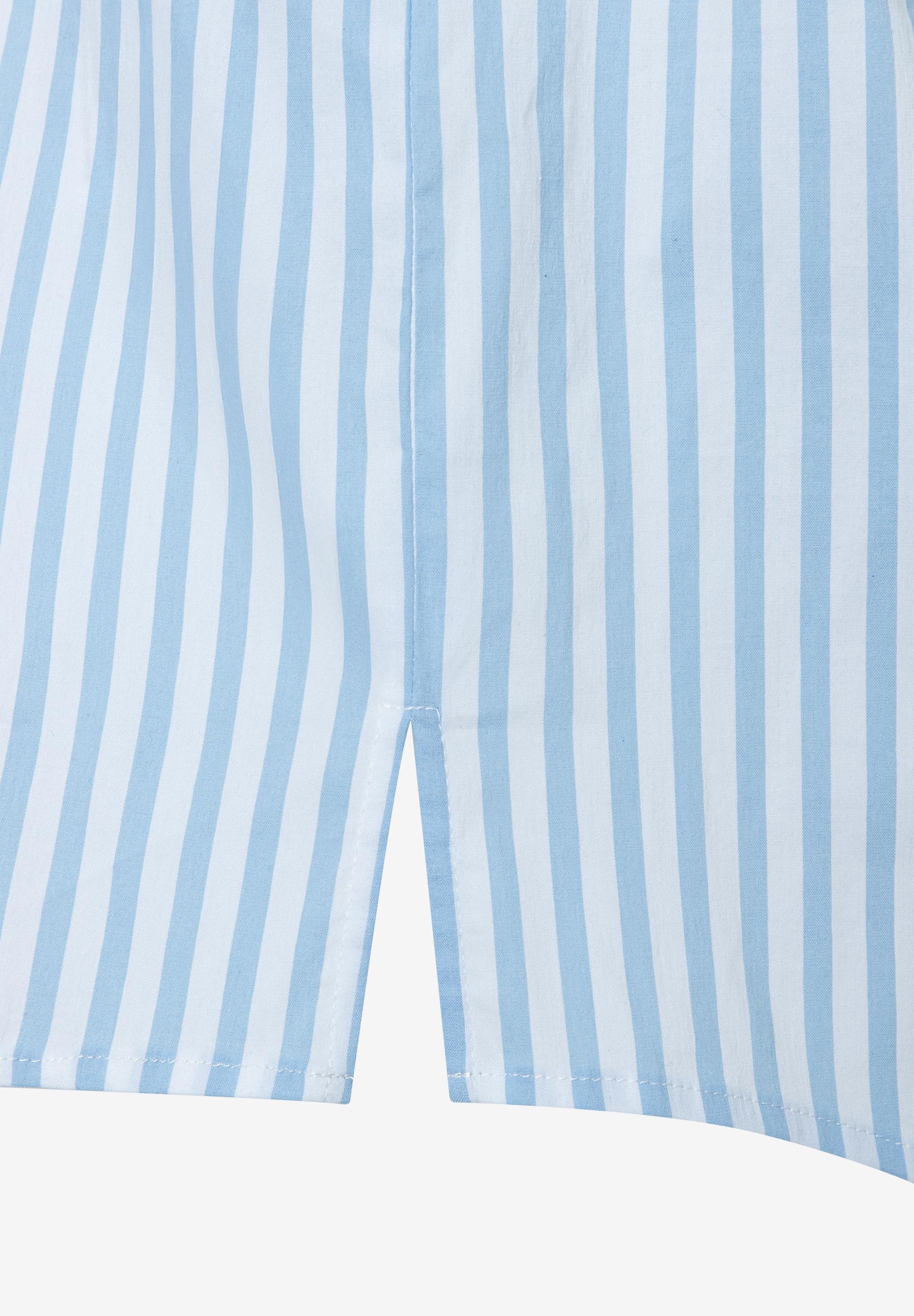 Nahaufnahme einer MORE & MORE Bluse mit hellblauen und weißen Streifen, Popeline, mit Schlitz am Saum. Nahaufnahme einer MORE & MORE Bluse mit hellblauen und weißen Streifen, Popeline, mit Schlitz am Saum.