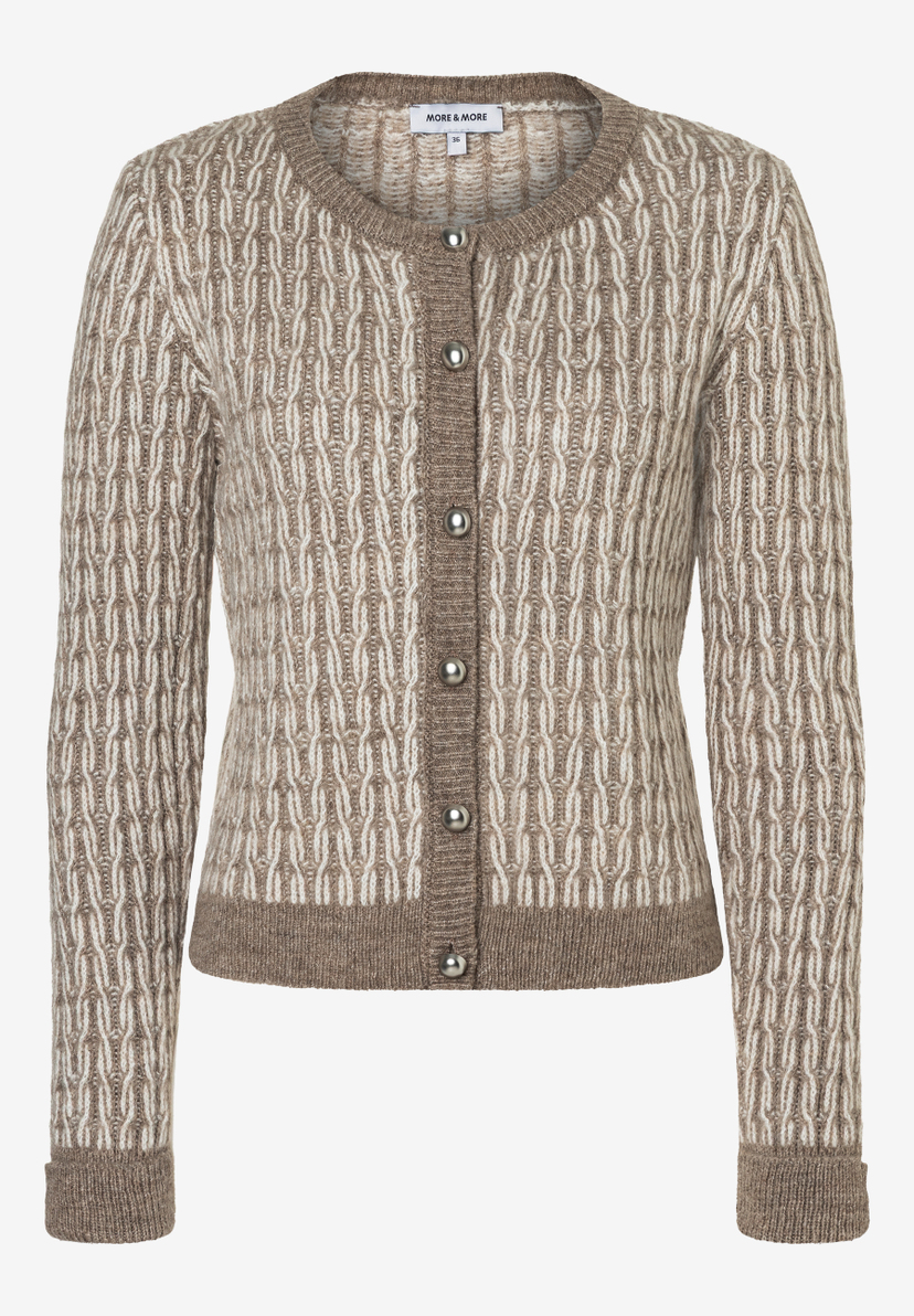 Eine braun-weiß gemusterte Strickjacke von MORE & MORE mit Knöpfen. Eine braun-weiß gemusterte Strickjacke von MORE & MORE mit Knöpfen.