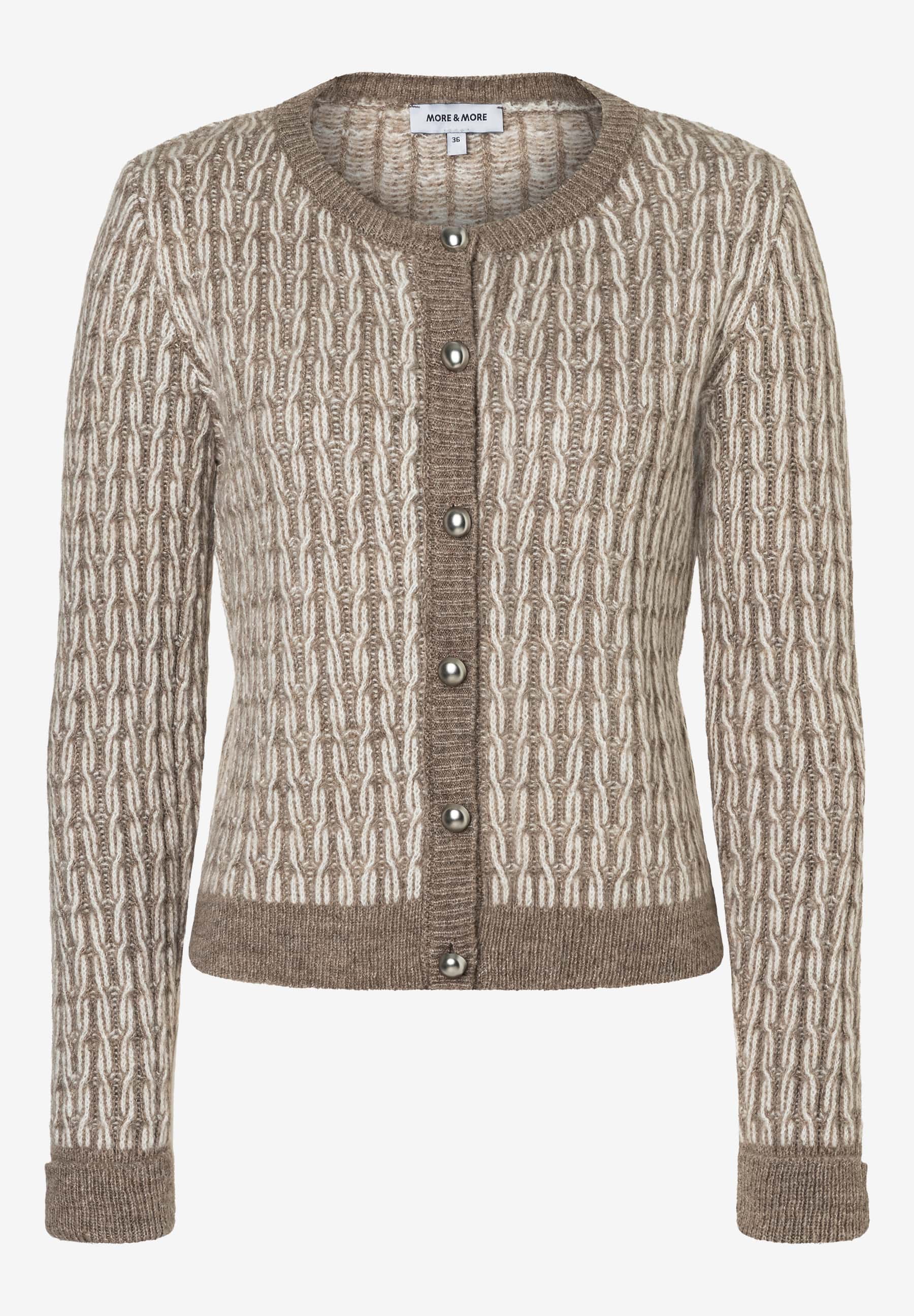 Eine braun-weiß gemusterte Strickjacke von MORE & MORE mit Knöpfen. Eine braun-weiß gemusterte Strickjacke von MORE & MORE mit Knöpfen.