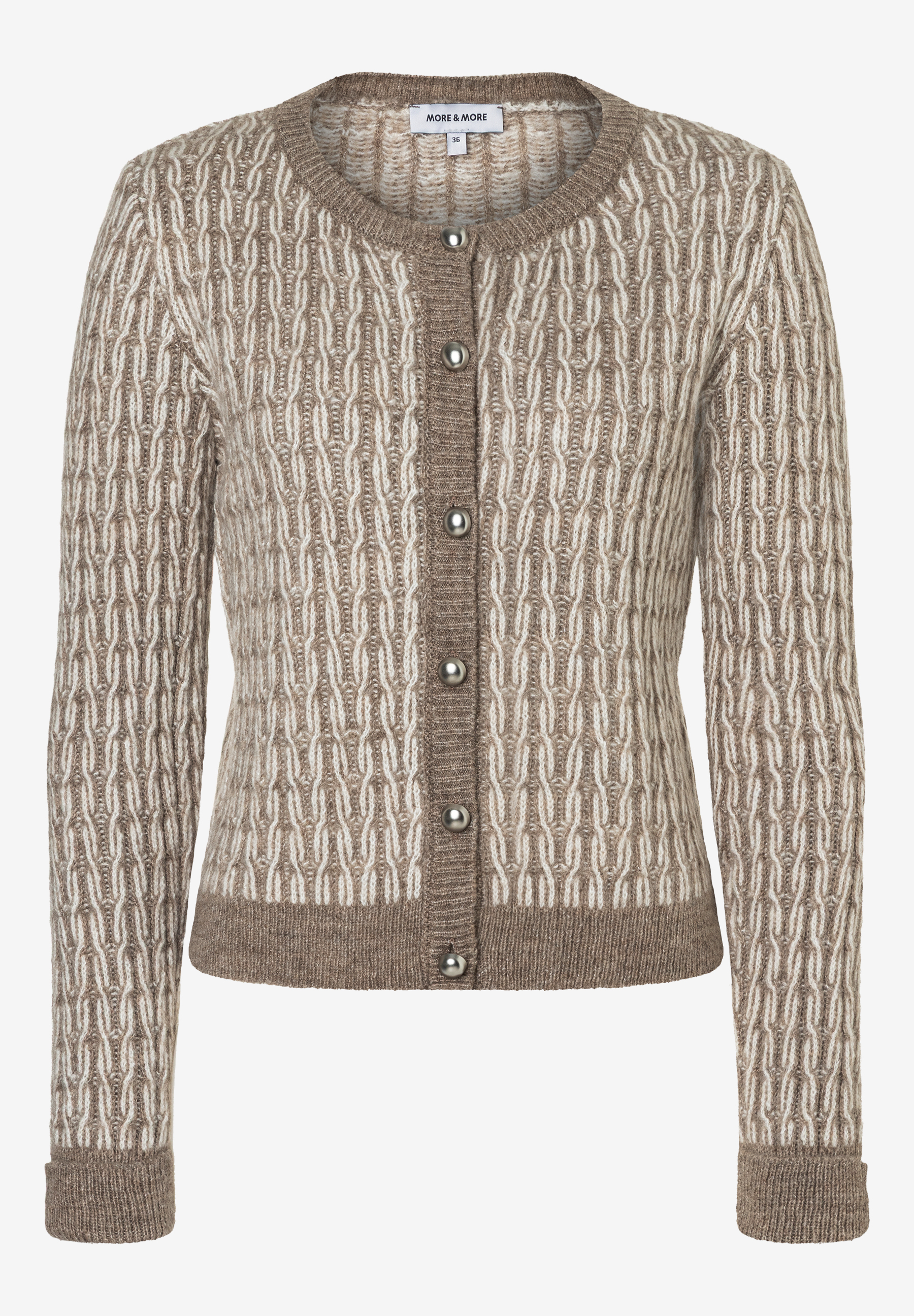 Eine braun-weiß gemusterte Strickjacke von MORE & MORE mit Knöpfen. Eine braun-weiß gemusterte Strickjacke von MORE & MORE mit Knöpfen.