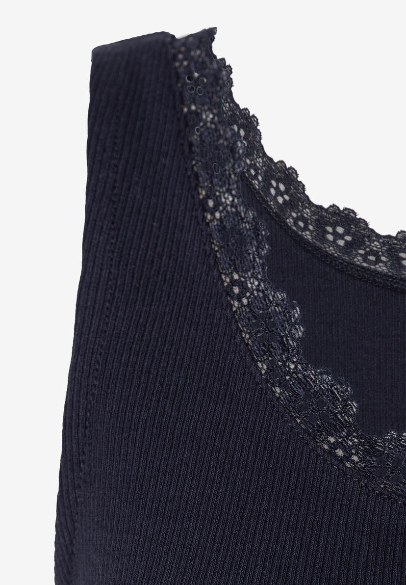 Nahaufnahme eines marineblauen MORE & MORE Tops mit Spitze am Ausschnitt.