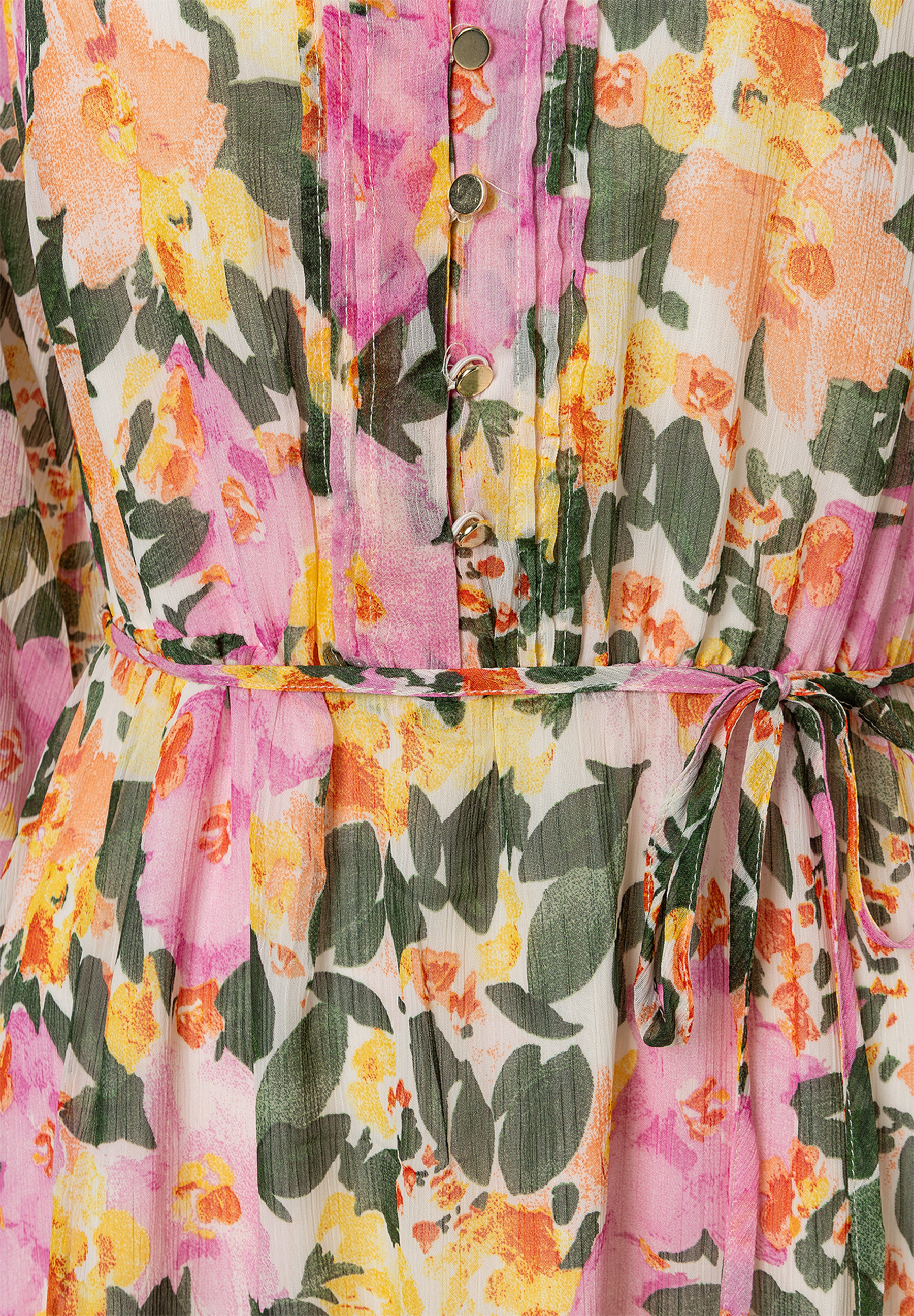 Detailansicht eines Oberteils von MORE & MORE mit Blumenmuster und geraffter Knopfleiste. Detailansicht eines Oberteils von MORE & MORE mit Blumenmuster und geraffter Knopfleiste.