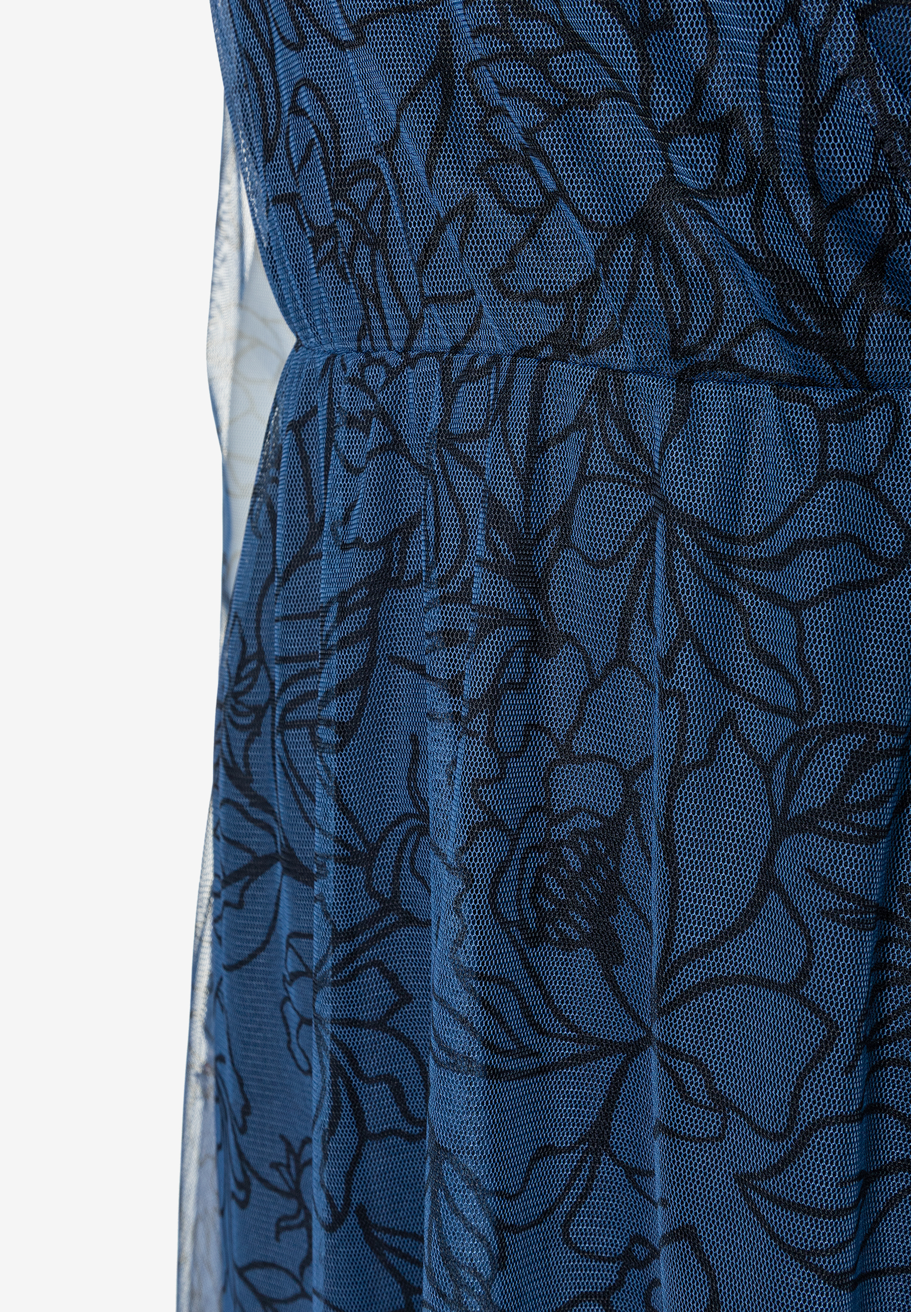 Nahaufnahme eines blauen Mesh-Oberteils von MORE & MORE mit schwarzem Blumenmuster. Nahaufnahme eines blauen Mesh-Oberteils von MORE & MORE mit schwarzem Blumenmuster.