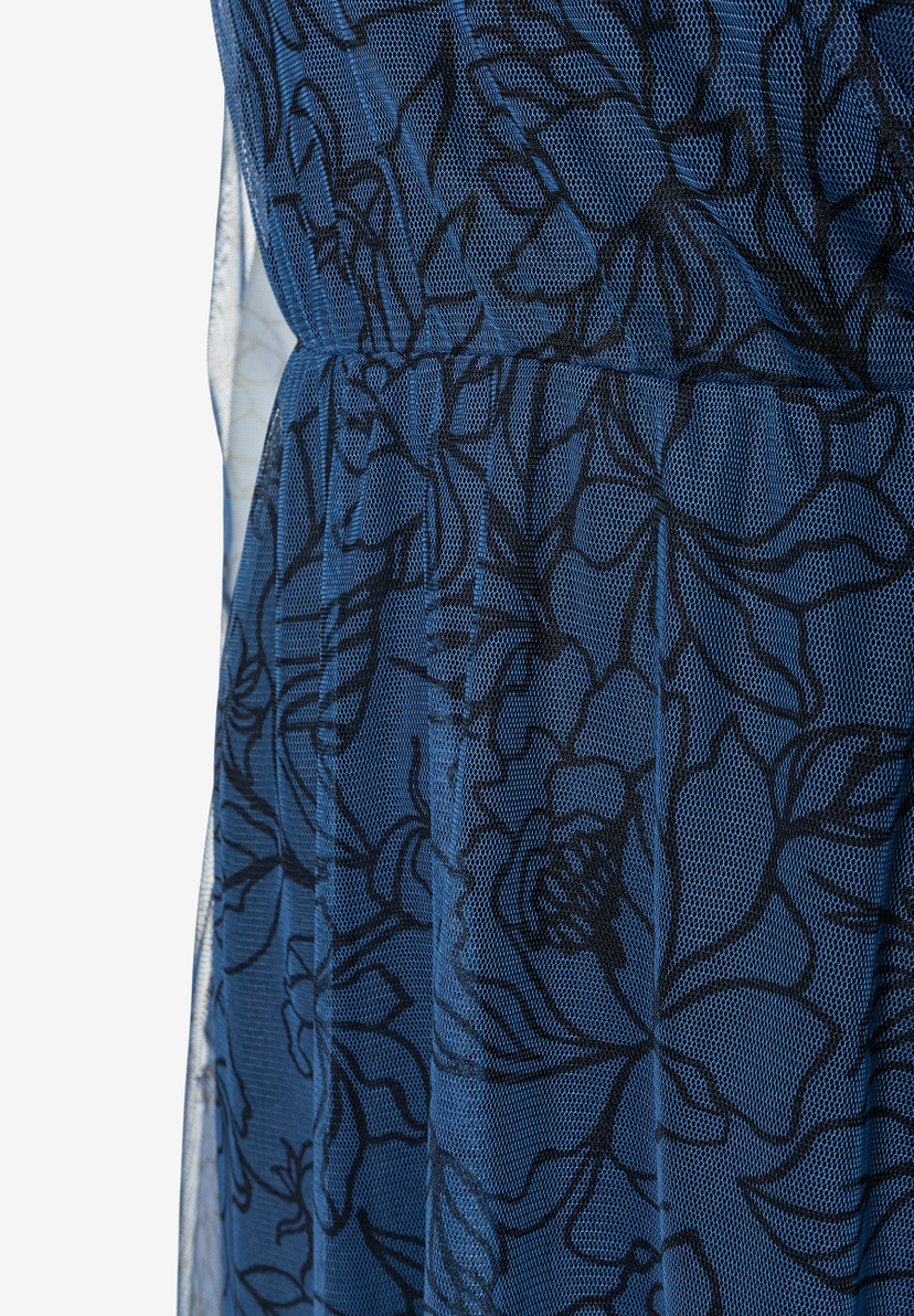 Nahaufnahme eines blauen Mesh-Oberteils von MORE & MORE mit schwarzem Blumenmuster. Nahaufnahme eines blauen Mesh-Oberteils von MORE & MORE mit schwarzem Blumenmuster.