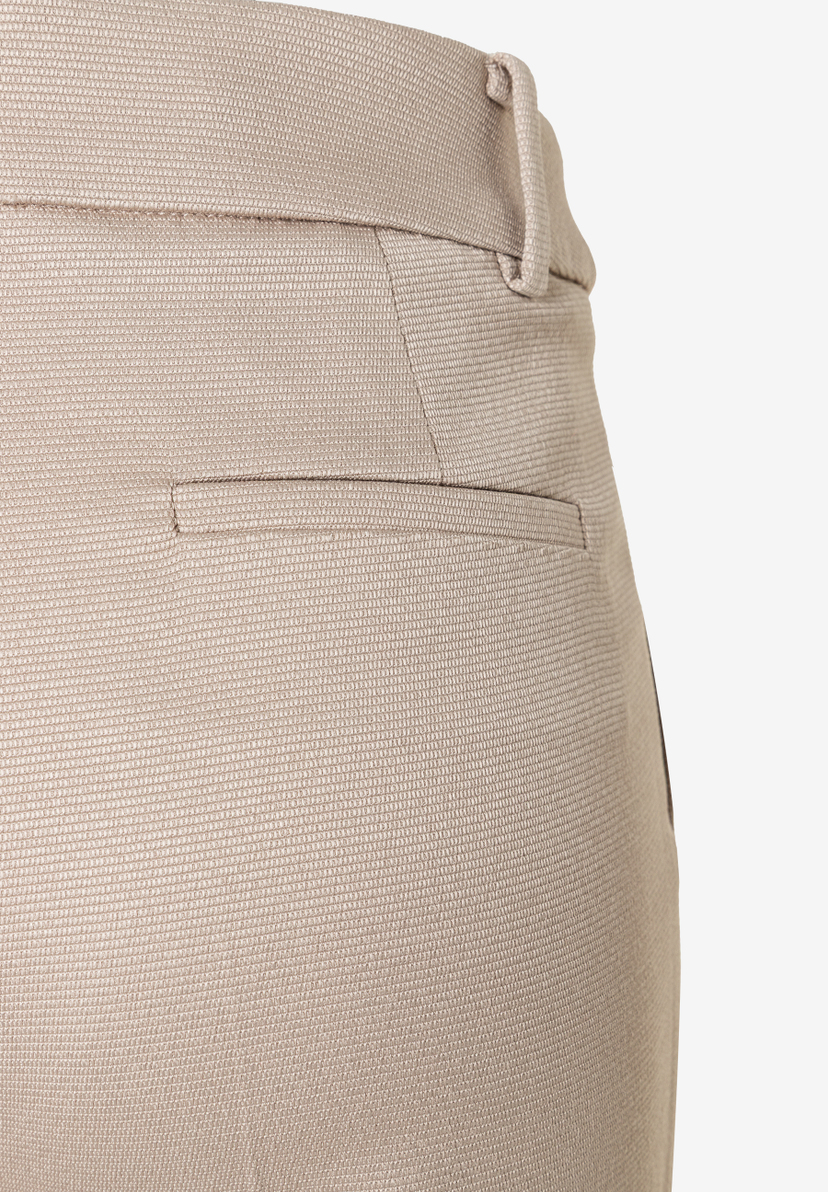 Detailaufnahme einer beigen MORE & MORE Hose/Jeans, die die feine Textur und die Gesäßtasche zeigt. Detailaufnahme einer beigen MORE & MORE Hose/Jeans, die die feine Textur und die Gesäßtasche zeigt.