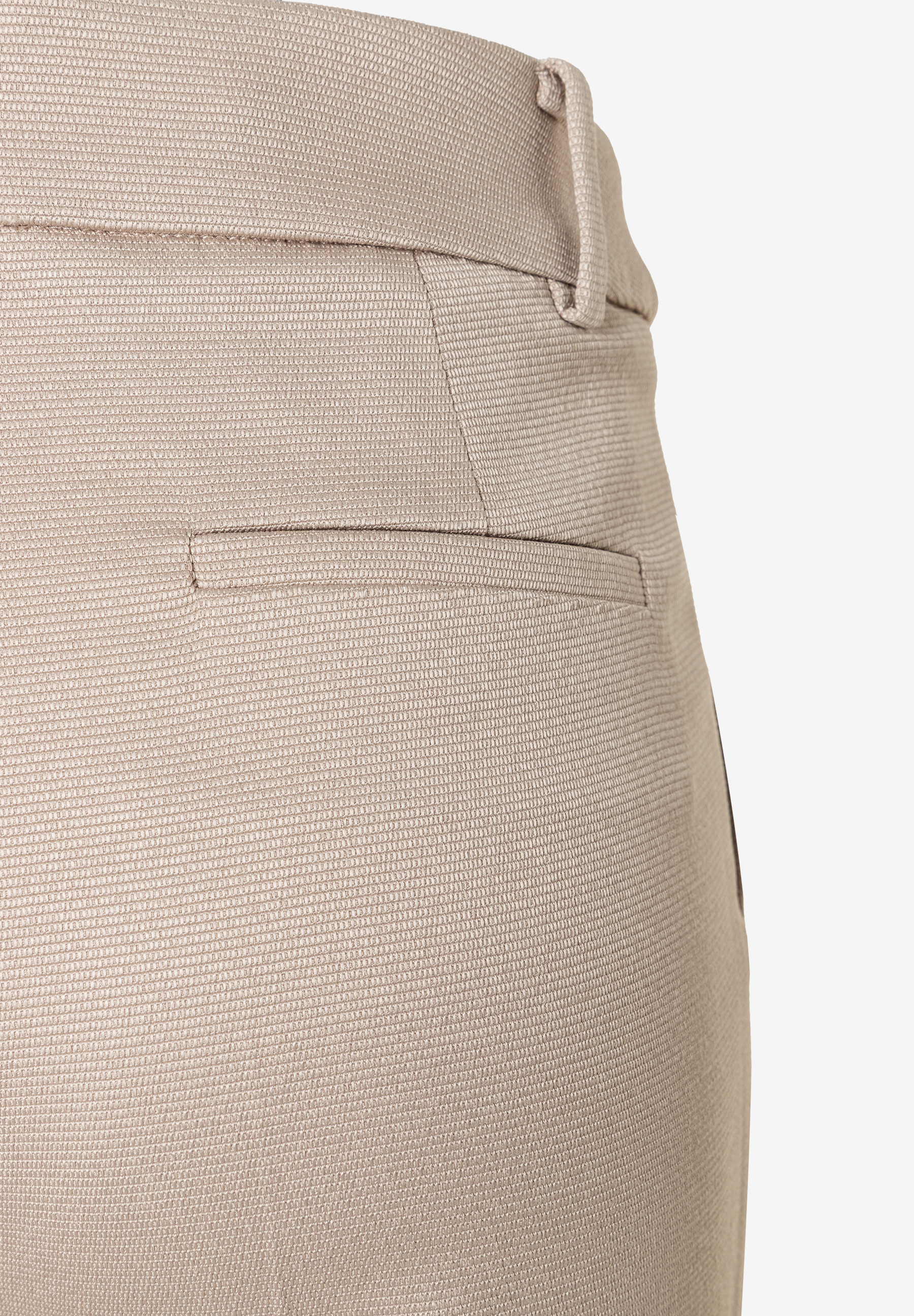 Detailaufnahme einer beigen MORE & MORE Hose/Jeans, die die feine Textur und die Gesäßtasche zeigt. Detailaufnahme einer beigen MORE & MORE Hose/Jeans, die die feine Textur und die Gesäßtasche zeigt.