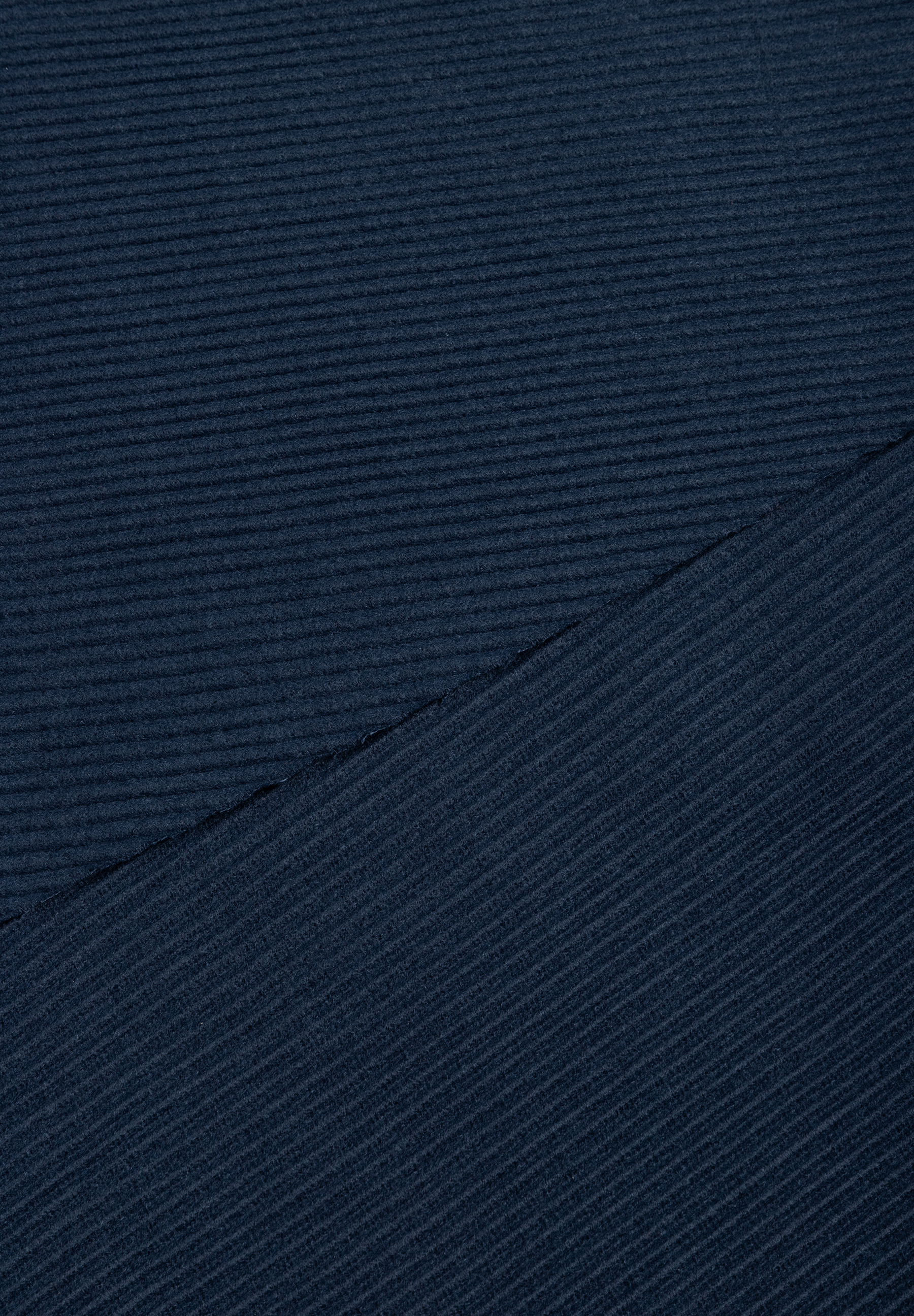 MORE & MORE Accessoires: Nahaufnahme des dunkelblauen Rippstoffs, der diagonal gefaltet ist. MORE & MORE Accessoires: Nahaufnahme des dunkelblauen Rippstoffs, der diagonal gefaltet ist.