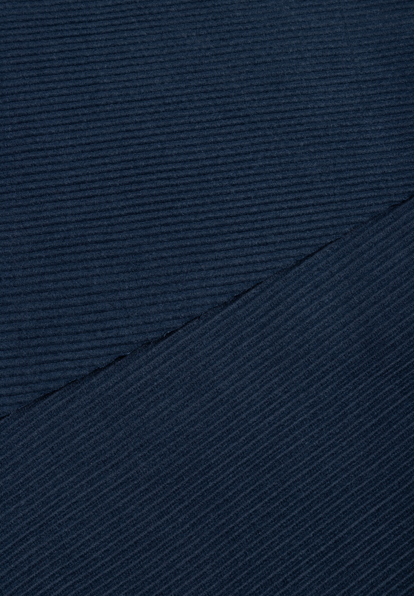 MORE & MORE Accessoires: Nahaufnahme des dunkelblauen Rippstoffs, der diagonal gefaltet ist. MORE & MORE Accessoires: Nahaufnahme des dunkelblauen Rippstoffs, der diagonal gefaltet ist.