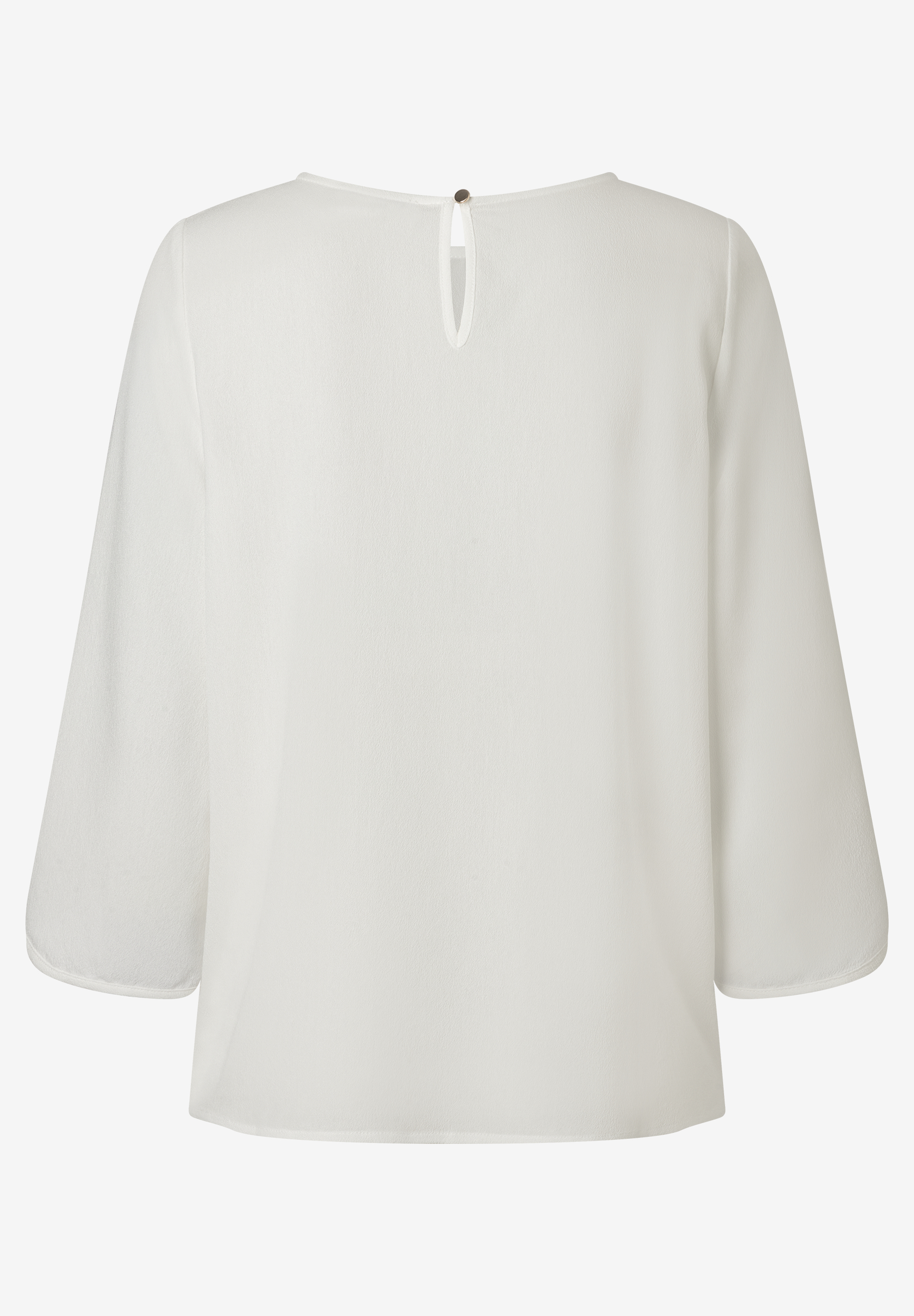 Die MORE & MORE Bluse in Weiß hat 3/4-Ärmel und einen Knopfverschluss am Nacken. Die MORE & MORE Bluse in Weiß hat 3/4-Ärmel und einen Knopfverschluss am Nacken.