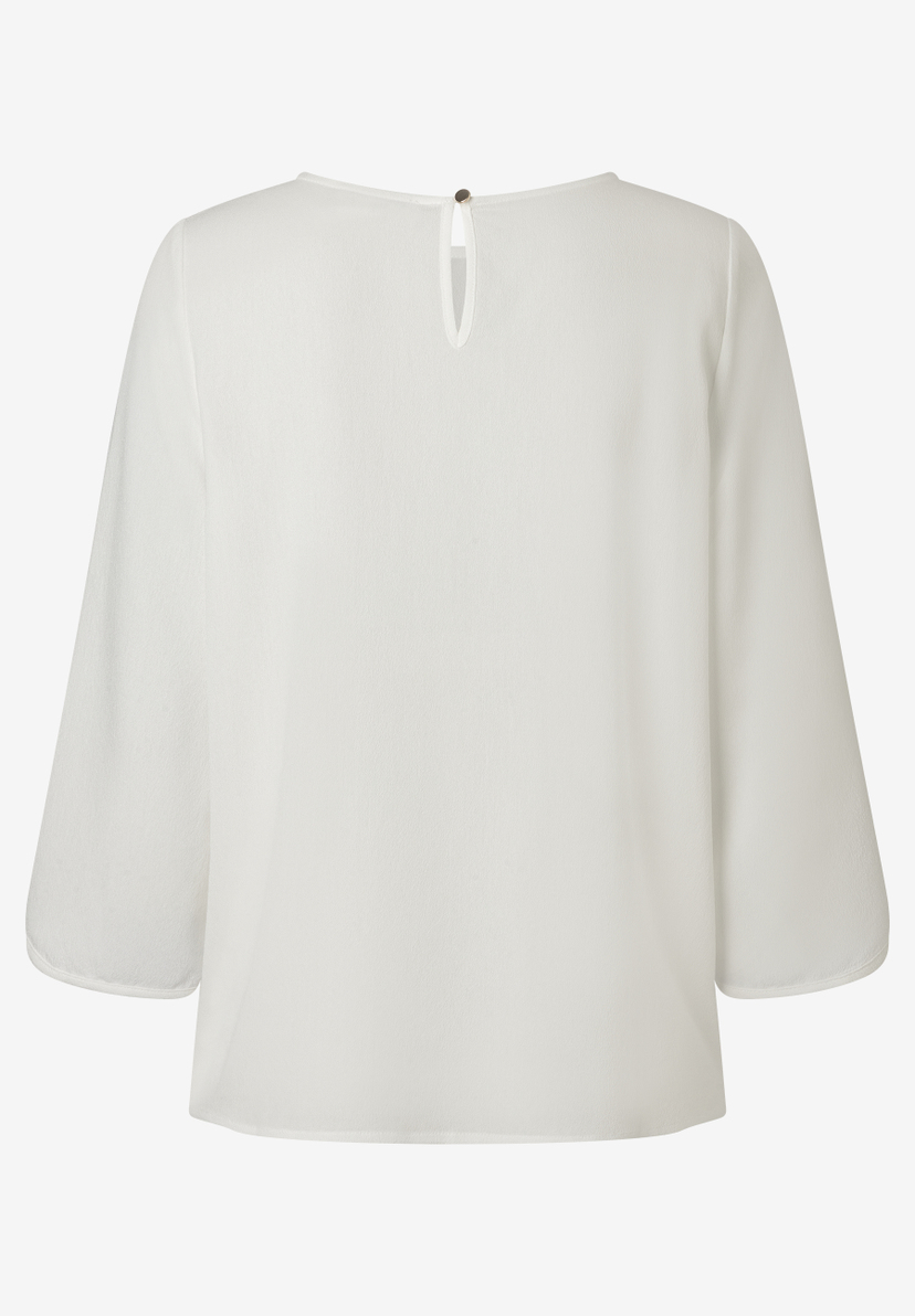 Die MORE & MORE Bluse in Weiß hat 3/4-Ärmel und einen Knopfverschluss am Nacken. Die MORE & MORE Bluse in Weiß hat 3/4-Ärmel und einen Knopfverschluss am Nacken.