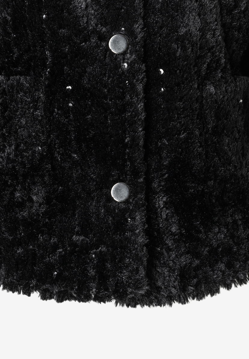 Nahaufnahme eines schwarzen MORE & MORE Blazers mit silbernen Knöpfen und flauschigem Stoff. Nahaufnahme eines schwarzen MORE & MORE Blazers mit silbernen Knöpfen und flauschigem Stoff.
