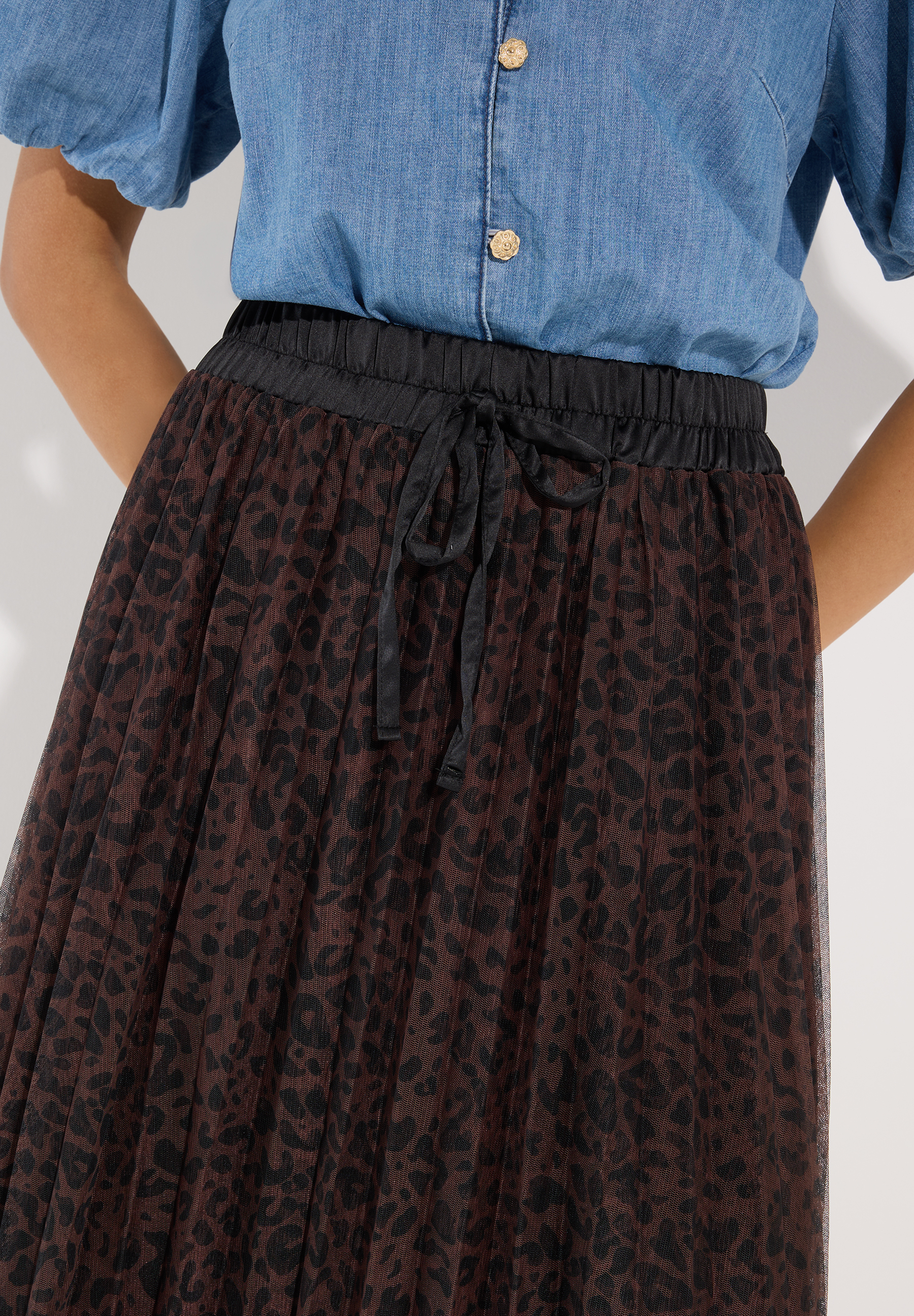 MORE & MORE Rock mit Leopardenmuster. Brauner Rock mit schwarzen Leopardenflecken, schwarzem Gummibund und schwarzer Schleife. MORE & MORE Rock mit Leopardenmuster. Brauner Rock mit schwarzen Leopardenflecken, schwarzem Gummibund und schwarzer Schleife.
