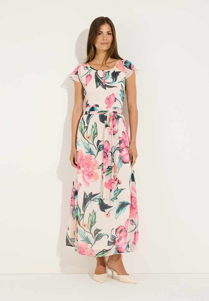 MORE & MORE Chiffon-Kleid mit Blumenmuster & Jeansweste. Eine Frau trägt ein fließendes Midikleid und eine ärmellose Jeansweste. MORE & MORE Chiffon-Kleid mit Blumenmuster & Jeansweste. Eine Frau trägt ein fließendes Midikleid und eine ärmellose Jeansweste.