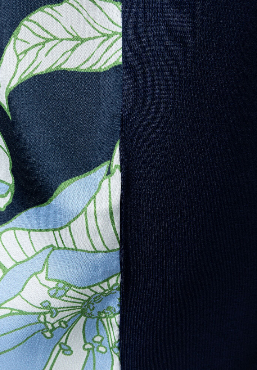 Nahaufnahme von MORE & MORE Oberteil, links florales Muster, rechts blauer Jersey. Nahaufnahme von MORE & MORE Oberteil, links florales Muster, rechts blauer Jersey.
