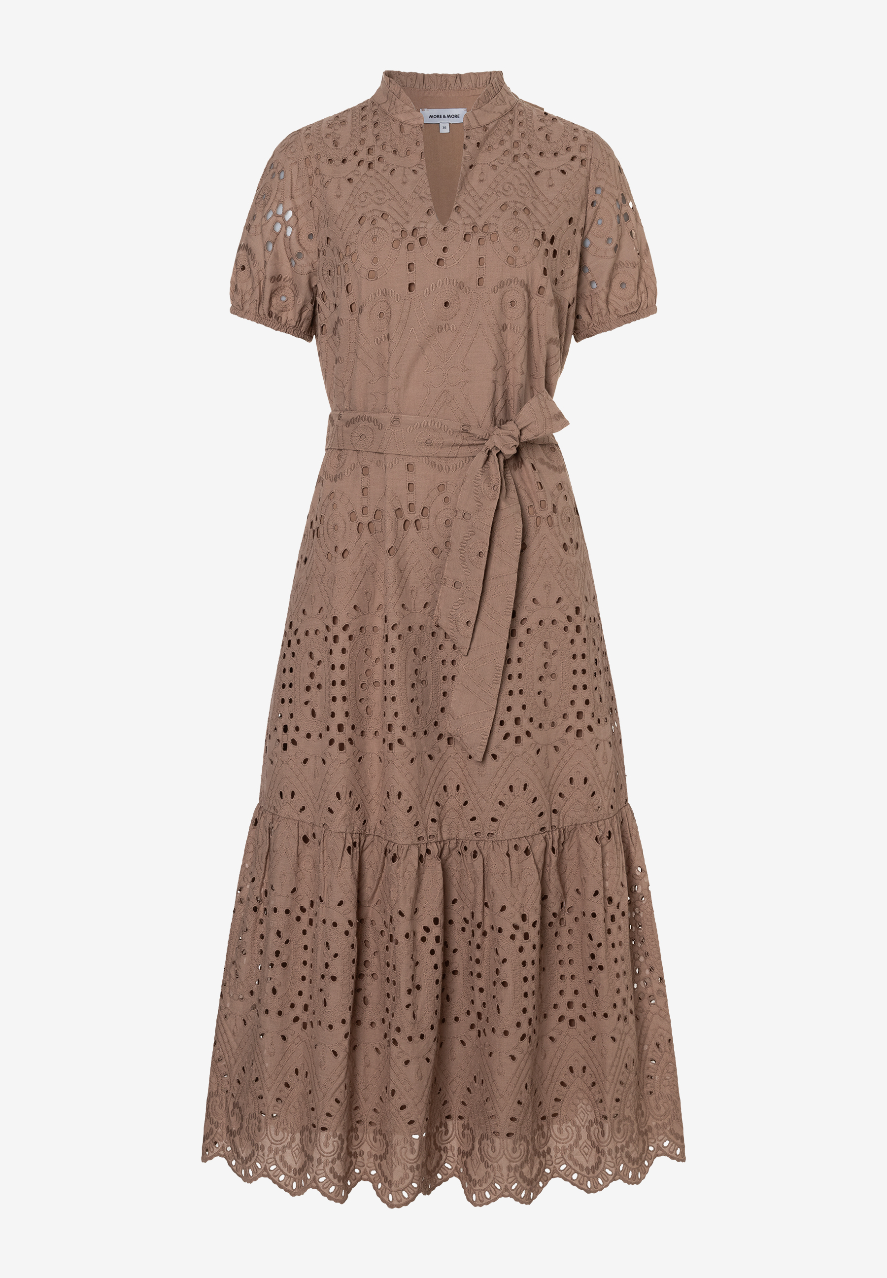 Ein MORE & MORE Spitzen-Kleid in Beige mit Gürtel und kurzen Ärmeln vor hellem Hintergrund.