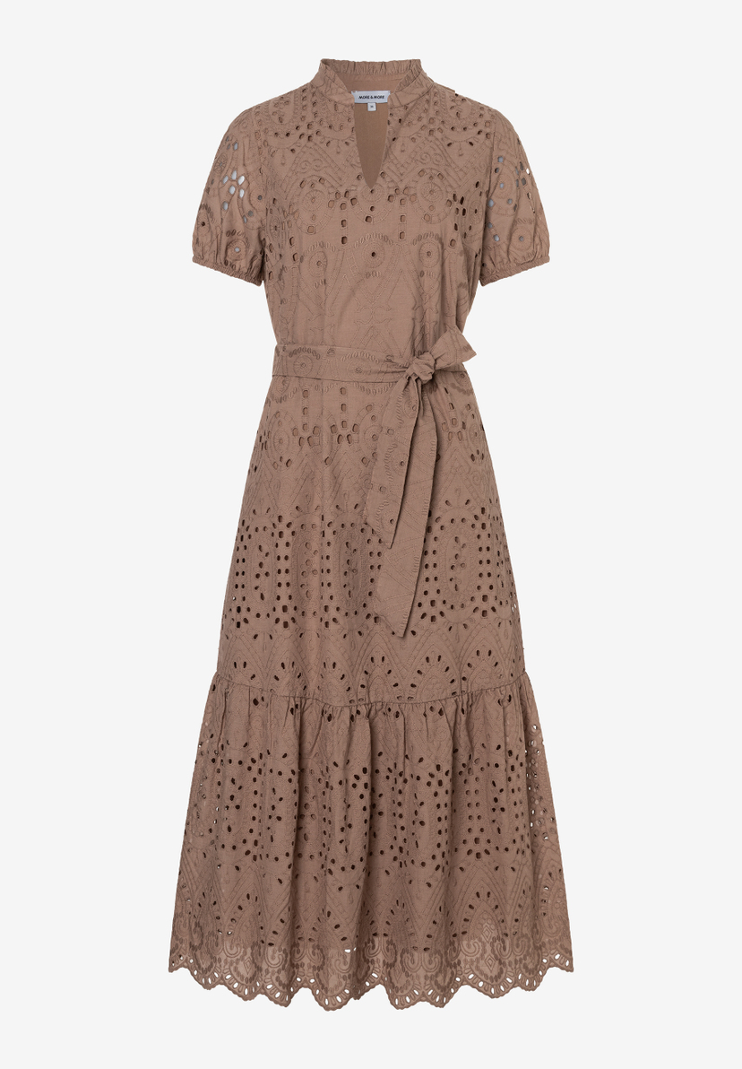 Ein MORE & MORE Spitzen-Kleid in Beige mit Gürtel und kurzen Ärmeln vor hellem Hintergrund. Ein MORE & MORE Spitzen-Kleid in Beige mit Gürtel und kurzen Ärmeln vor hellem Hintergrund.