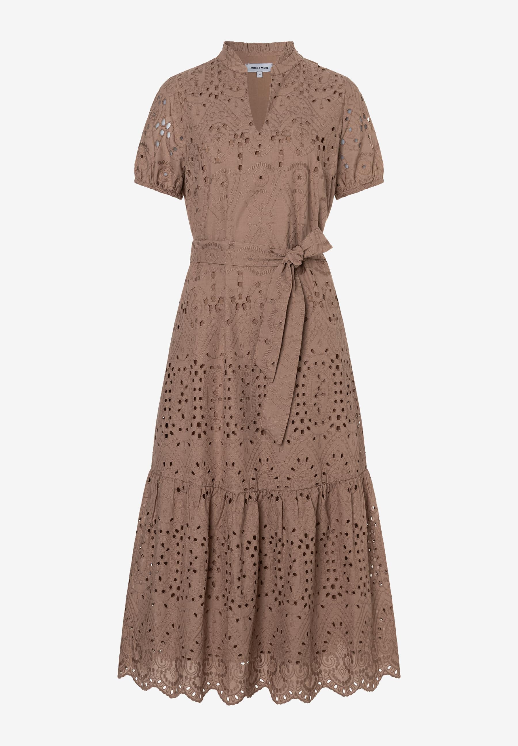 Ein braunes MORE & MORE Spitzenkleid mit Gürtel auf weißem Hintergrund. Ein braunes MORE & MORE Spitzenkleid mit Gürtel auf weißem Hintergrund.