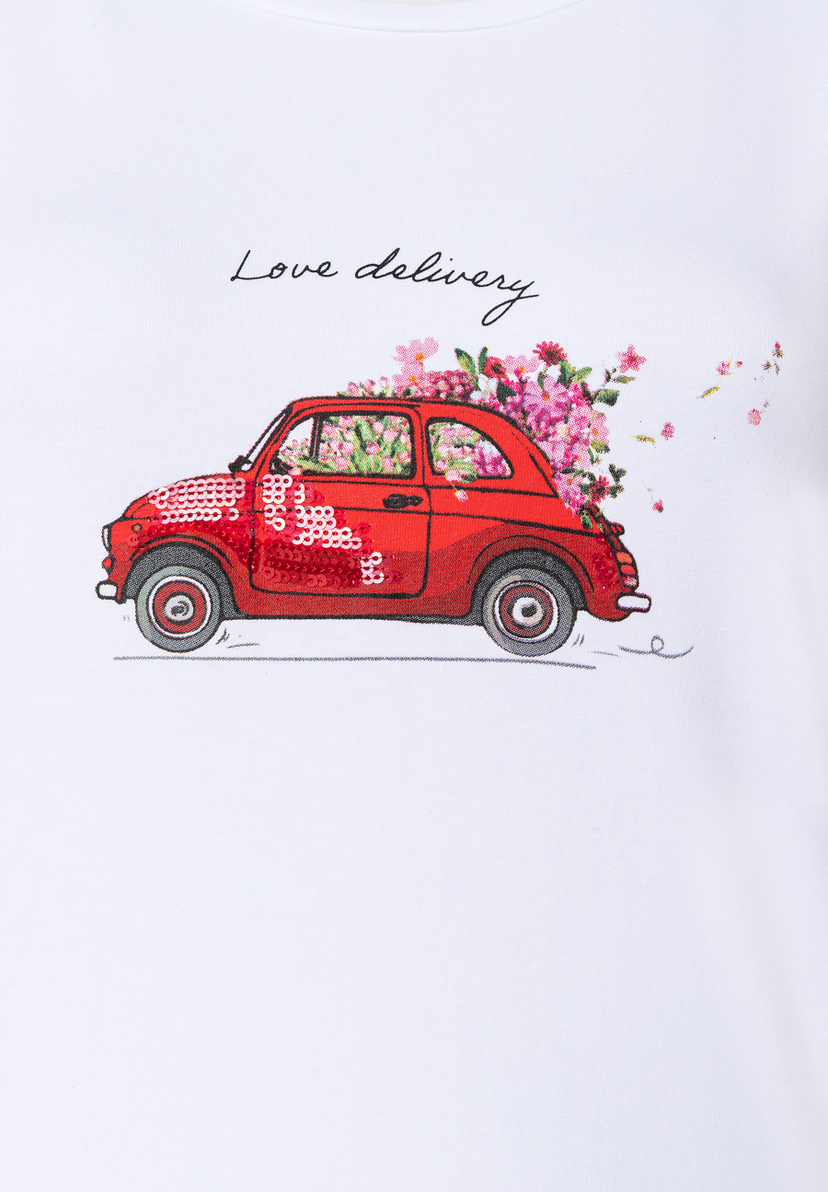 Ein MORE & MORE Oberteil mit rotem Auto, gefüllt mit Blumen und dem Schriftzug "Love delivery". Ein MORE & MORE Oberteil mit rotem Auto, gefüllt mit Blumen und dem Schriftzug "Love delivery".