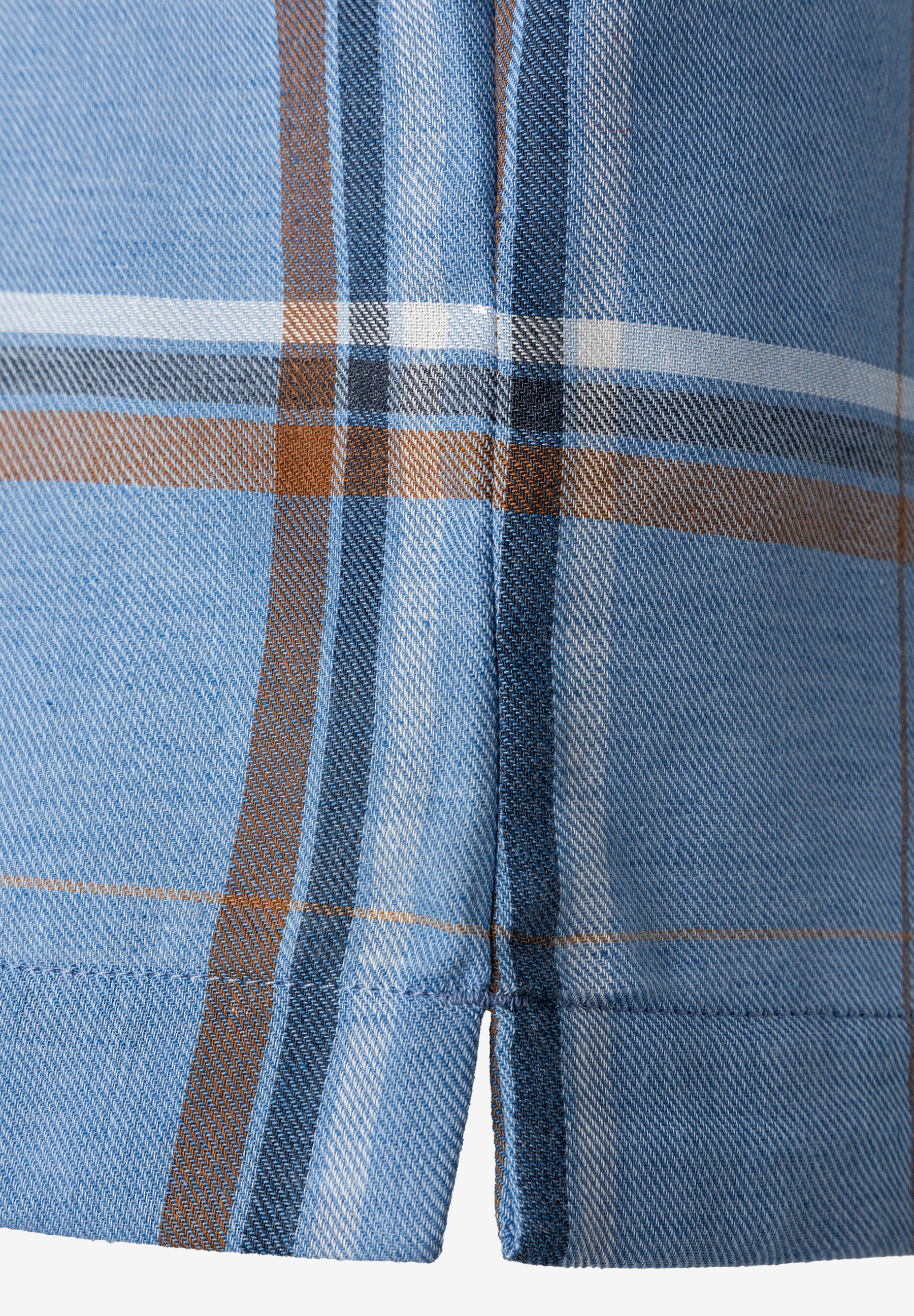 MORE & MORE Bluse: Detailansicht des Saums mit Karomuster in Blautönen, Braun und Weiß. Webware, angenehmer Tragekomfort.
