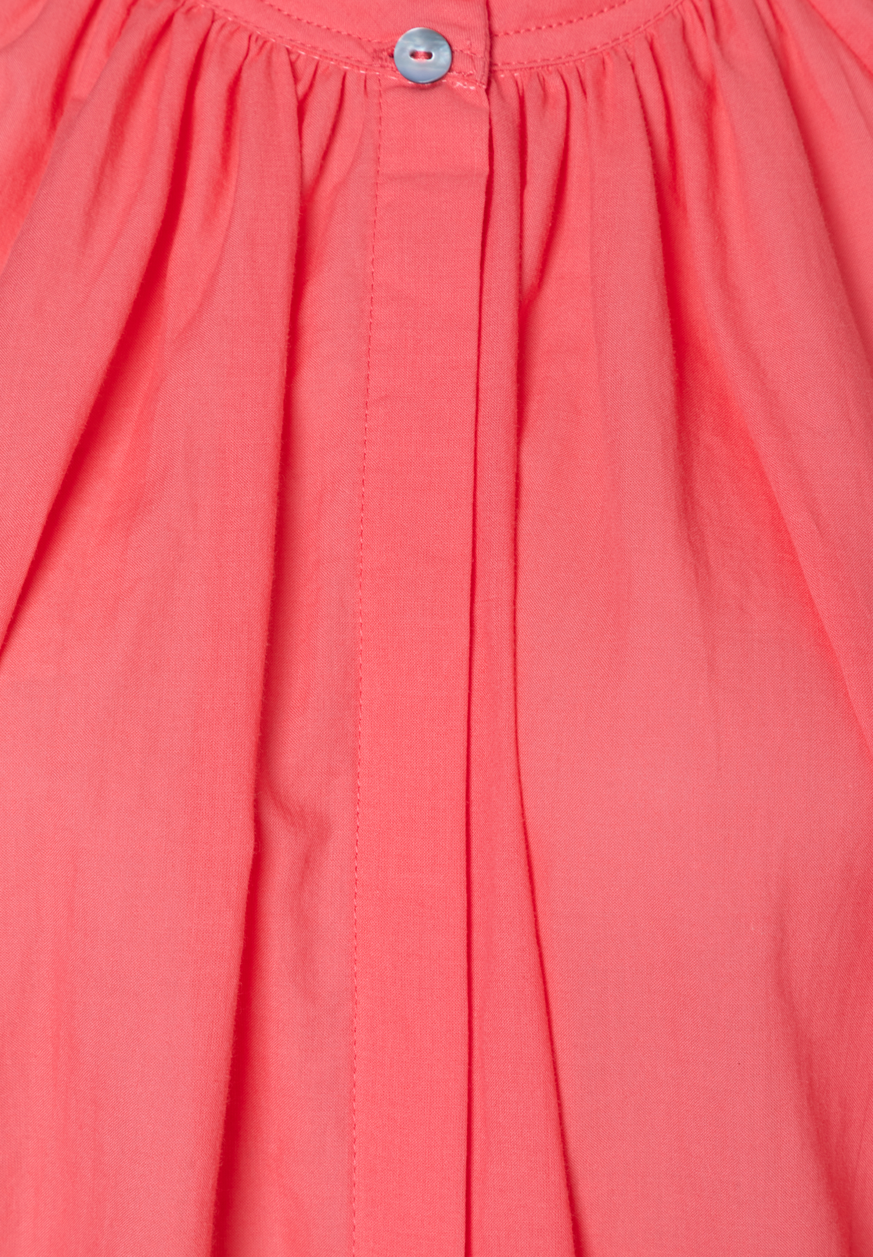 Nahaufnahme einer korallfarbenen MORE & MORE Bluse mit Knopfleiste und blassblauem Knopf am Kragen.