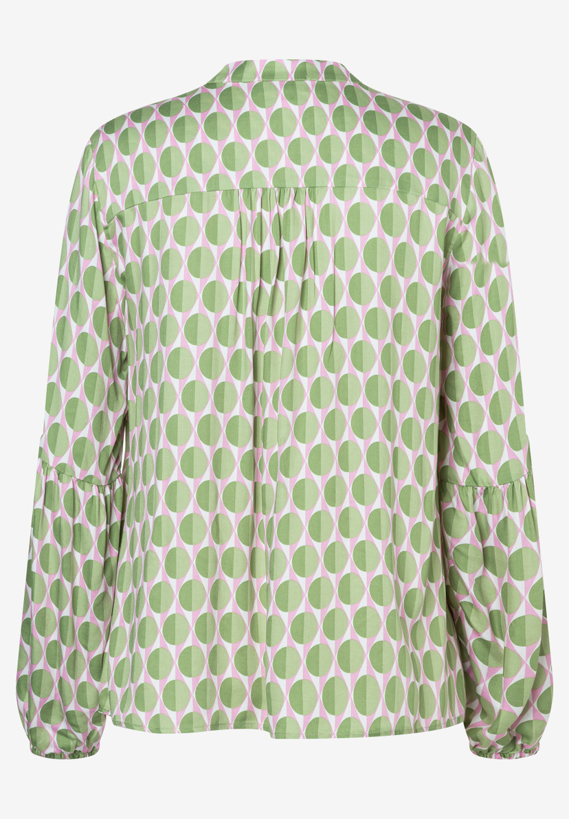 Eine MORE & MORE Bluse mit grün-rosa Punktmuster, langen Ärmeln und fließendem Viskose-Material. Eine MORE & MORE Bluse mit grün-rosa Punktmuster, langen Ärmeln und fließendem Viskose-Material.