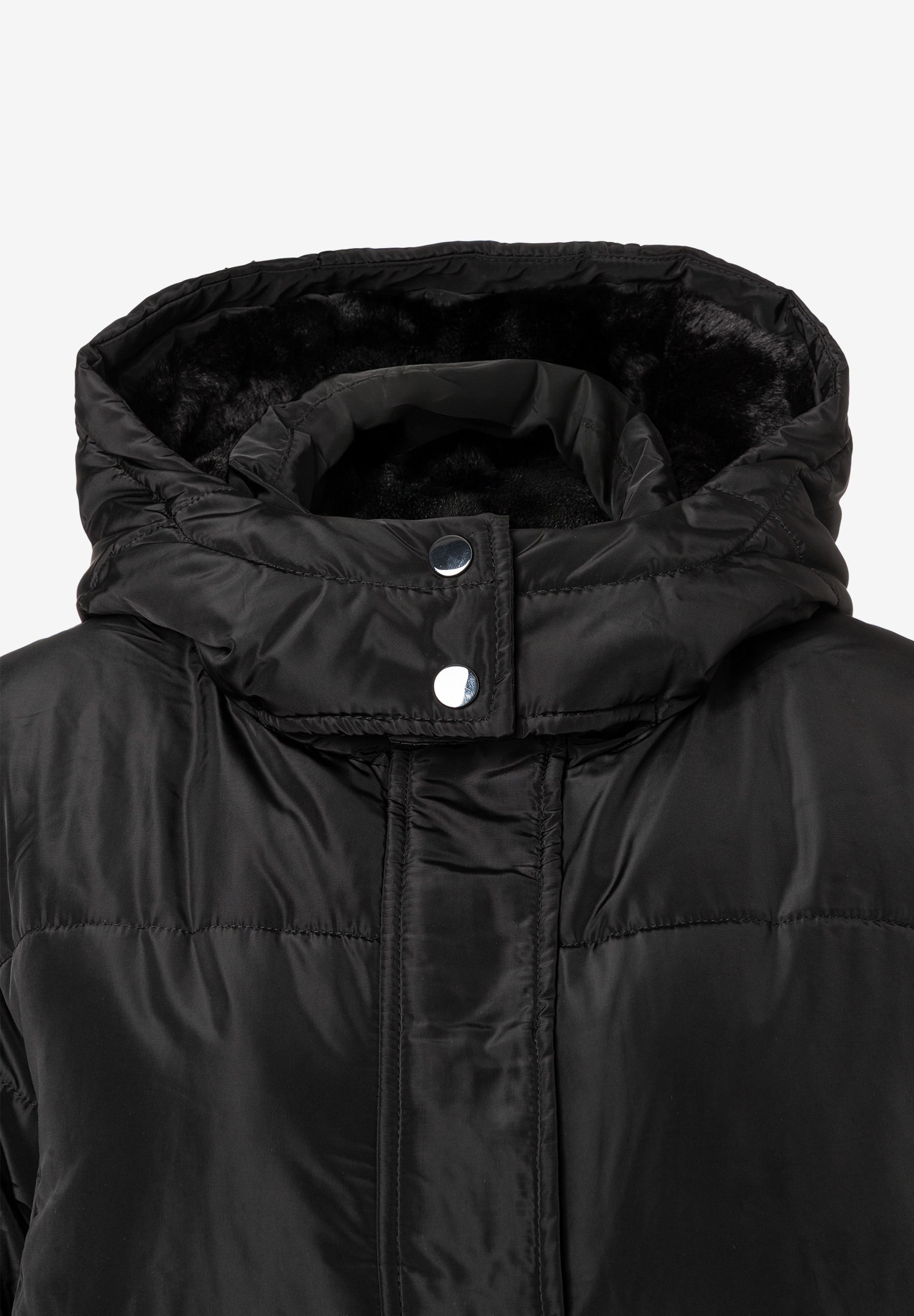 Nahaufnahme einer schwarzen MORE & MORE Jacke mit gefütterter Kapuze und zwei silbernen Knöpfen. Nahaufnahme einer schwarzen MORE & MORE Jacke mit gefütterter Kapuze und zwei silbernen Knöpfen.
