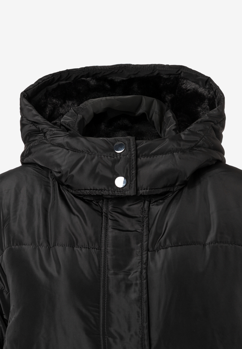 Nahaufnahme einer schwarzen MORE & MORE Jacke mit gefütterter Kapuze und zwei silbernen Knöpfen. Nahaufnahme einer schwarzen MORE & MORE Jacke mit gefütterter Kapuze und zwei silbernen Knöpfen.