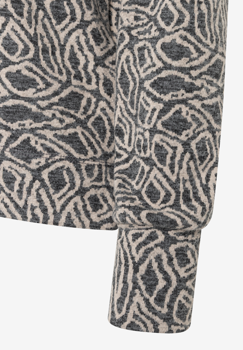 Detailaufnahme vom Ärmel eines MORE & MORE Oberteils mit Jersey-Material und Muster. Detailaufnahme vom Ärmel eines MORE & MORE Oberteils mit Jersey-Material und Muster.