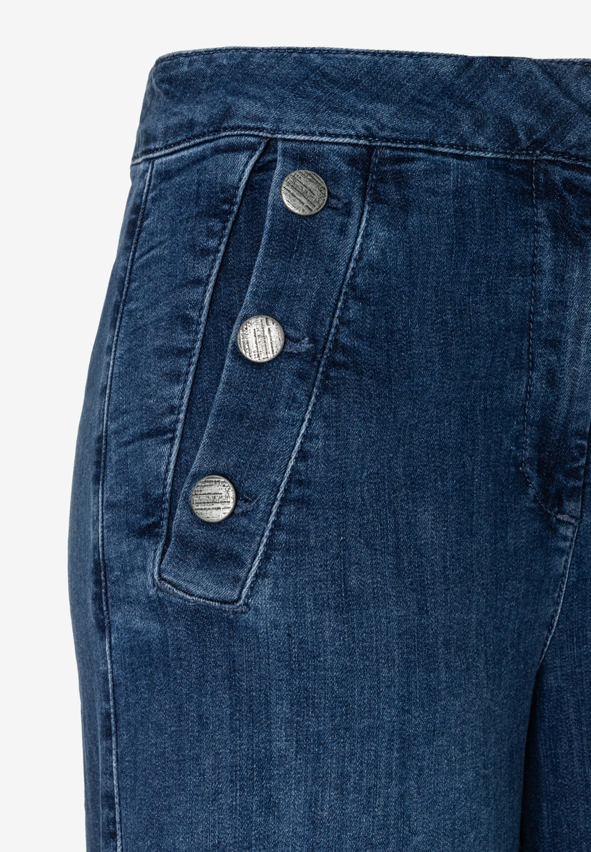 Nahaufnahme einer MORE & MORE Jeanshose mit drei Knöpfen am Bund. Denim-Material mit hohem Tragekomfort. Nahaufnahme einer MORE & MORE Jeanshose mit drei Knöpfen am Bund. Denim-Material mit hohem Tragekomfort.