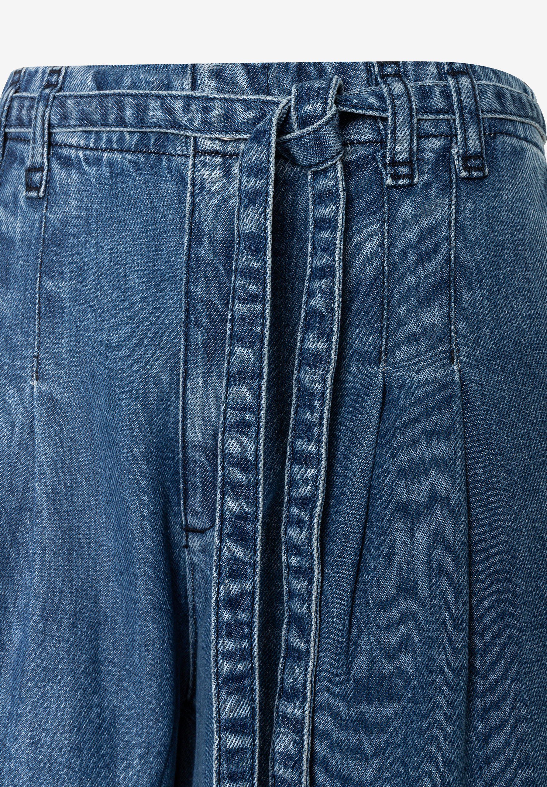 MORE & MORE Jeans aus angenehmem Denim-Material. Details: Bindeband und Falten auf der Vorderseite. MORE & MORE Jeans aus angenehmem Denim-Material. Details: Bindeband und Falten auf der Vorderseite.