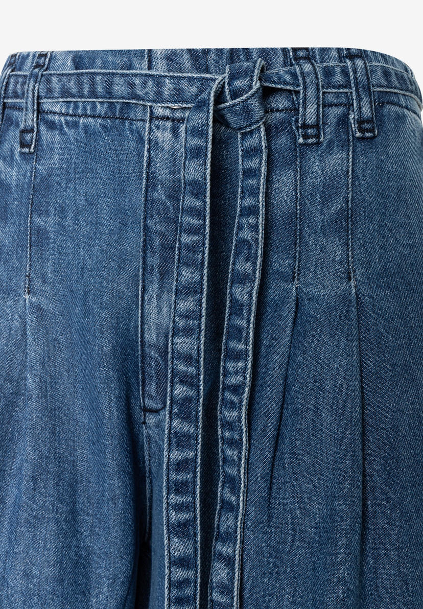 MORE & MORE Jeans aus angenehmem Denim-Material. Details: Bindeband und Falten auf der Vorderseite. MORE & MORE Jeans aus angenehmem Denim-Material. Details: Bindeband und Falten auf der Vorderseite.