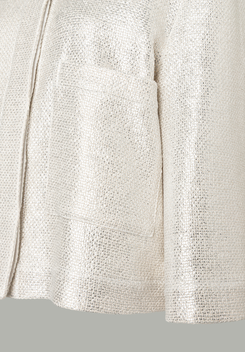 Nahaufnahme eines MORE & MORE Oberteils. Es zeigt eine Tasche und die Textur des Stoffes. Nahaufnahme eines MORE & MORE Oberteils. Es zeigt eine Tasche und die Textur des Stoffes.