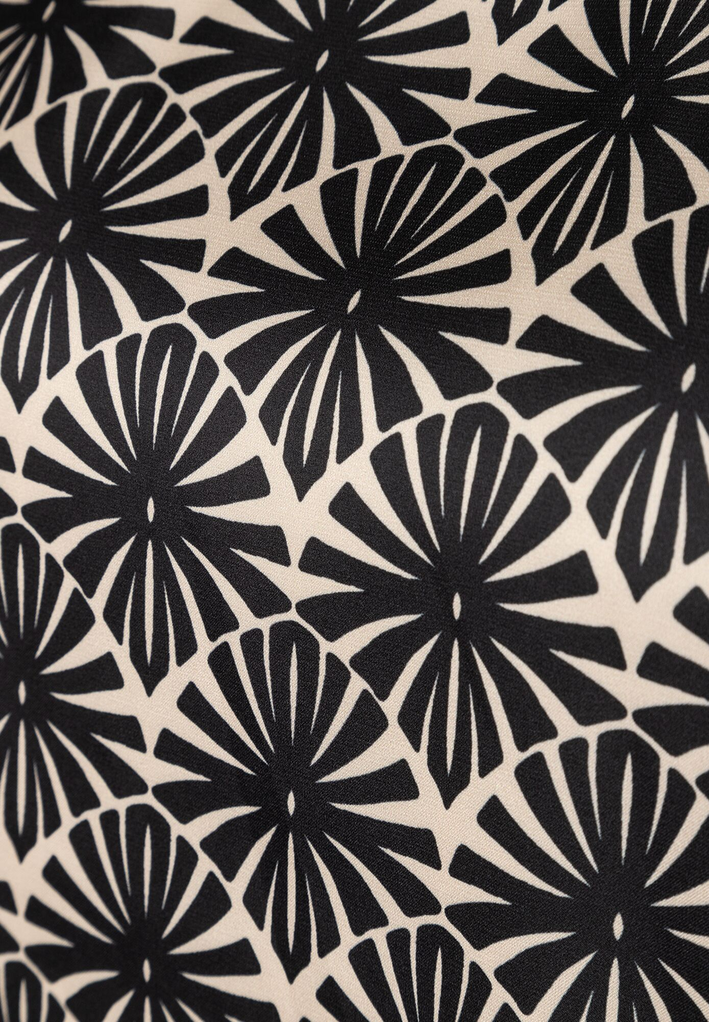 Detailaufnahme des MORE & MORE Oberteil-Musters: Schwarze Fächerblumen auf beigem Grund, Jersey-Satin Materialmix. Detailaufnahme des MORE & MORE Oberteil-Musters: Schwarze Fächerblumen auf beigem Grund, Jersey-Satin Materialmix.